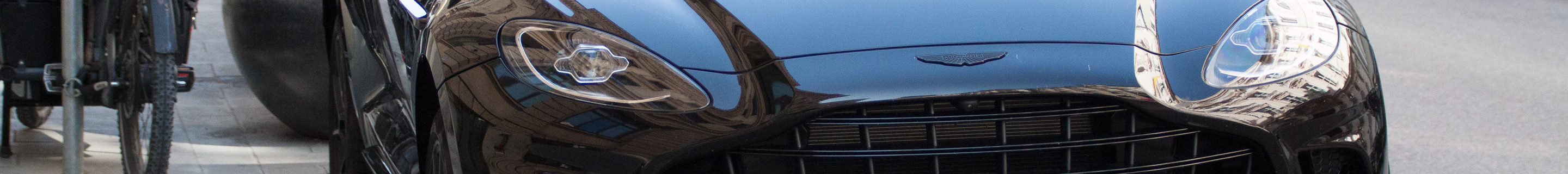 Aston Martin DBX707