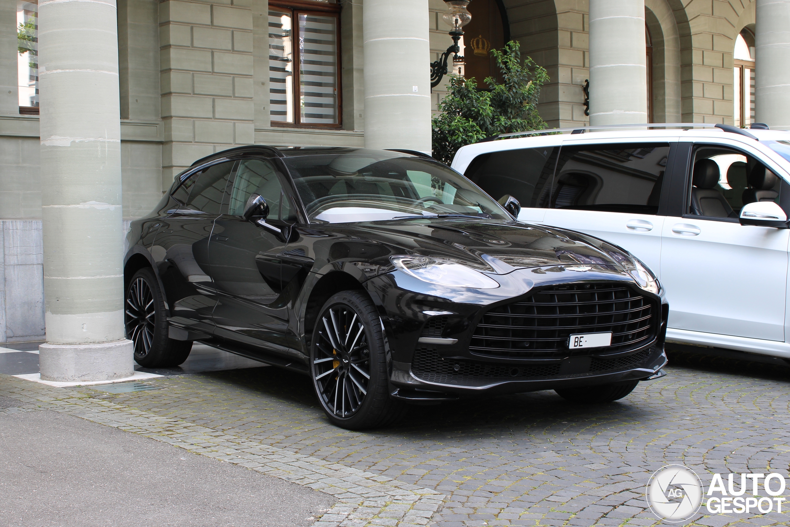 Aston Martin DBX707