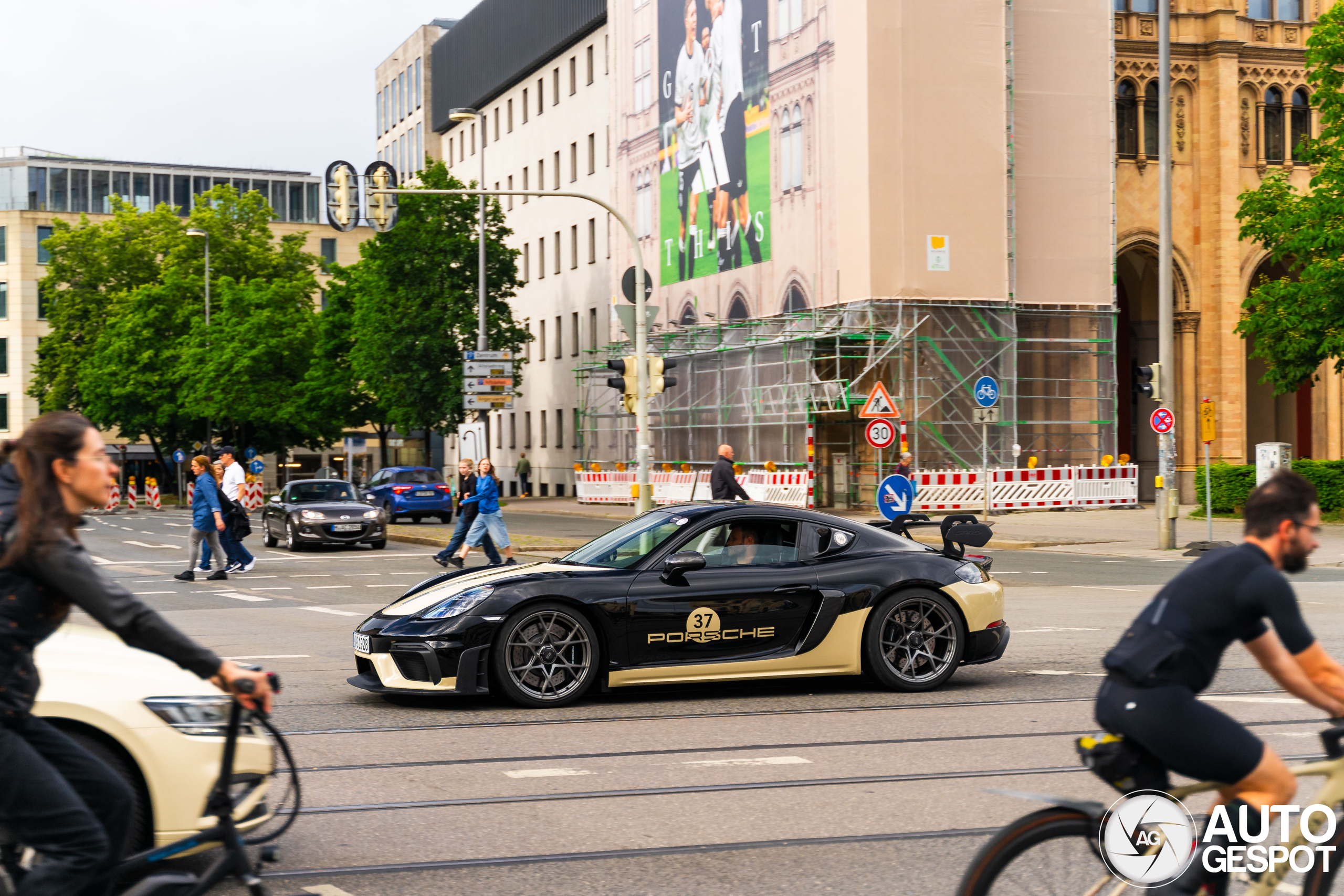 Porsche 718 Cayman GT4 RS Weissach Package