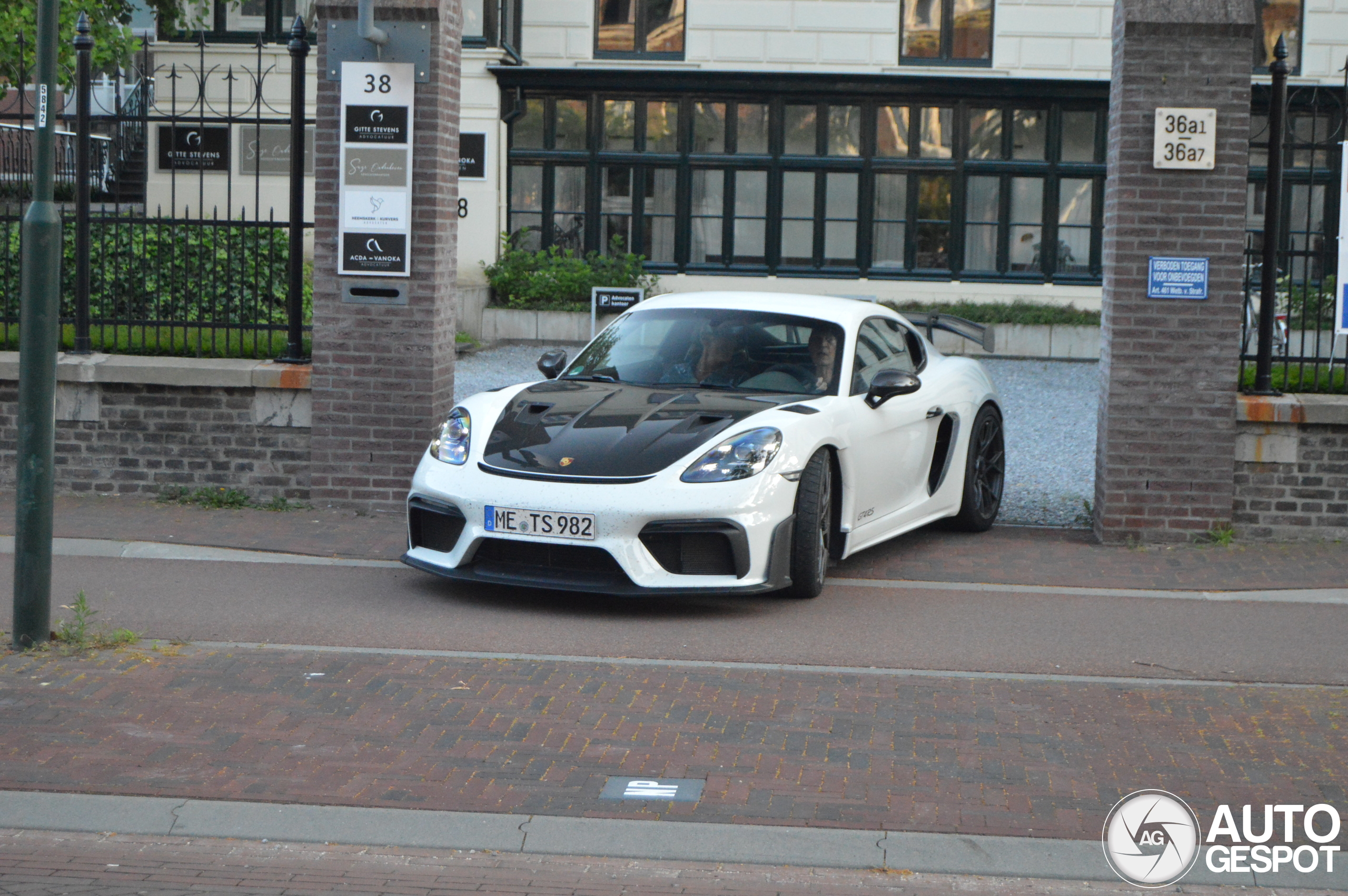 Porsche 718 Cayman GT4 RS Weissach Package