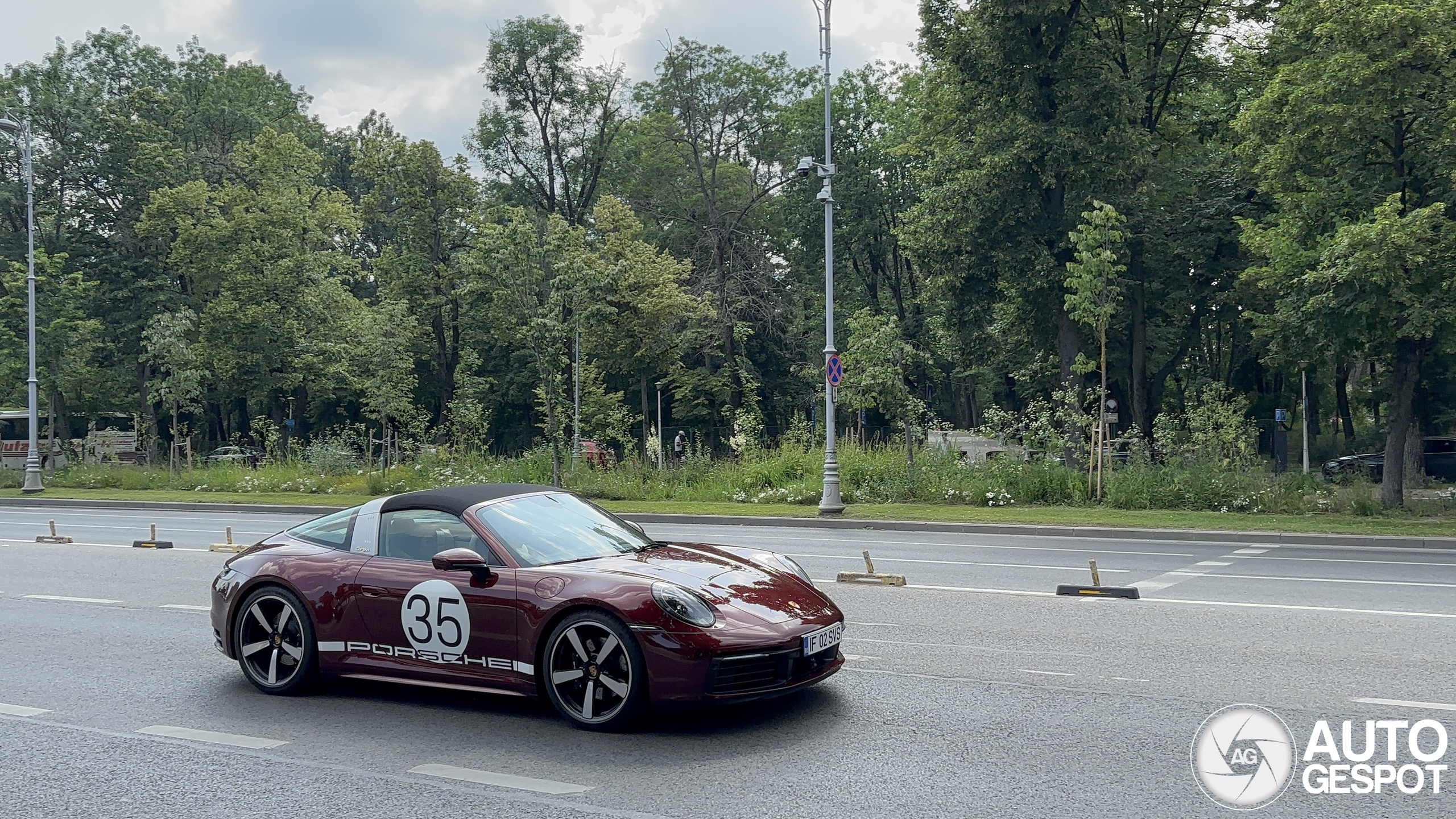 Porsche 992 Targa 4S Heritage Design Edition