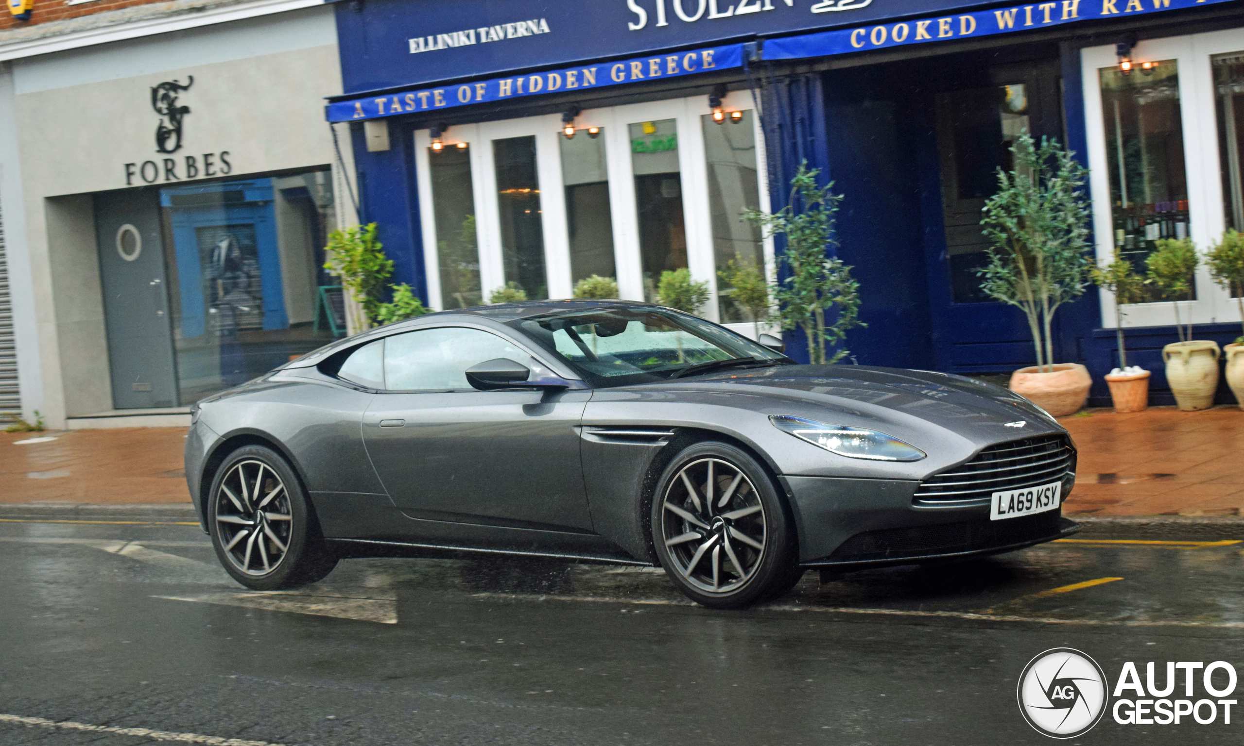 Aston Martin DB11 V8