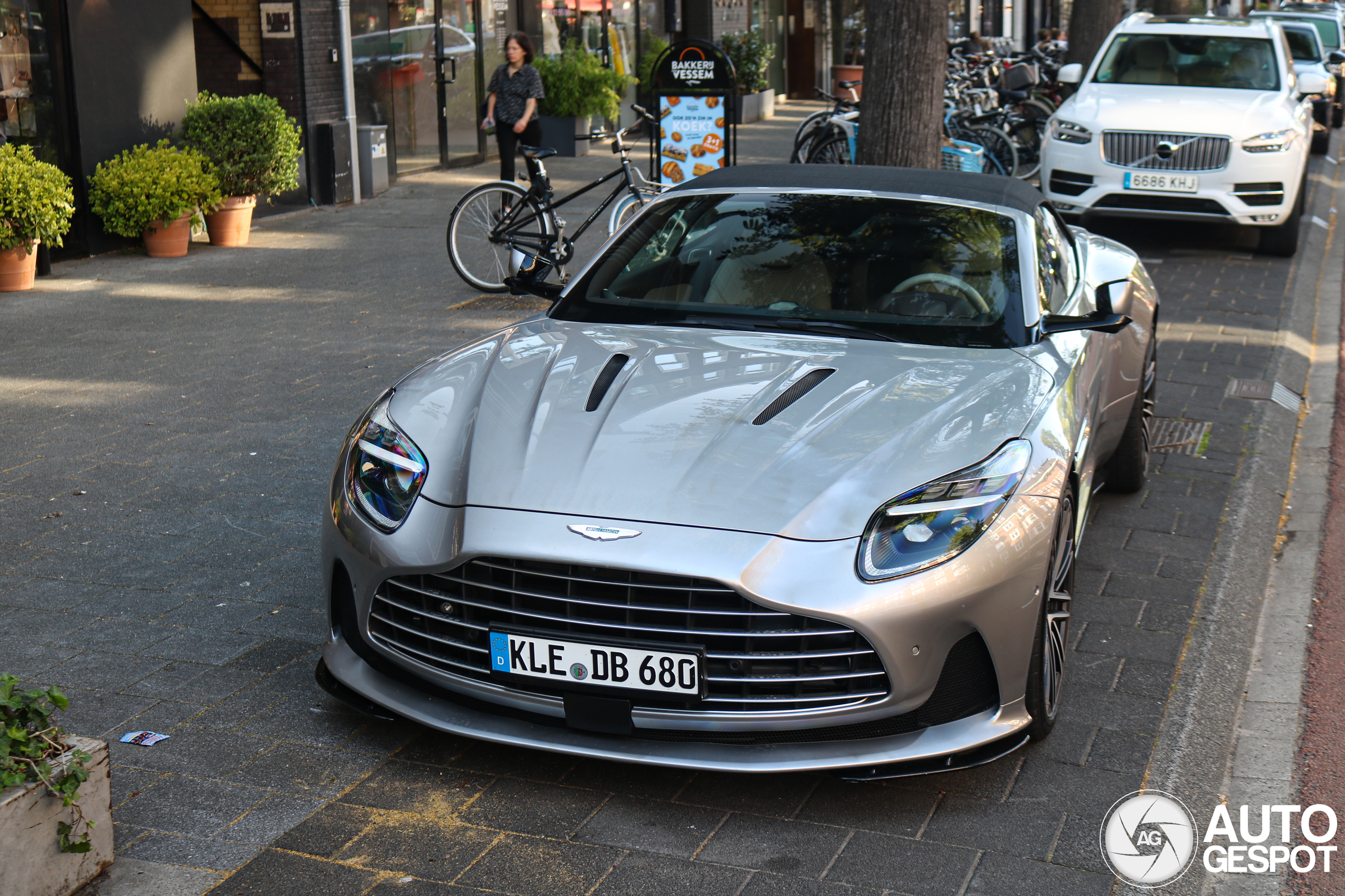 Aston Martin DB12 Volante