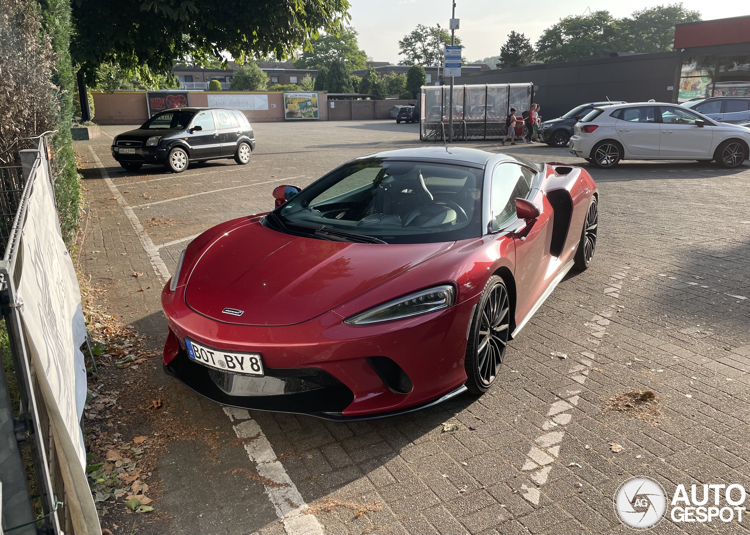 McLaren GT