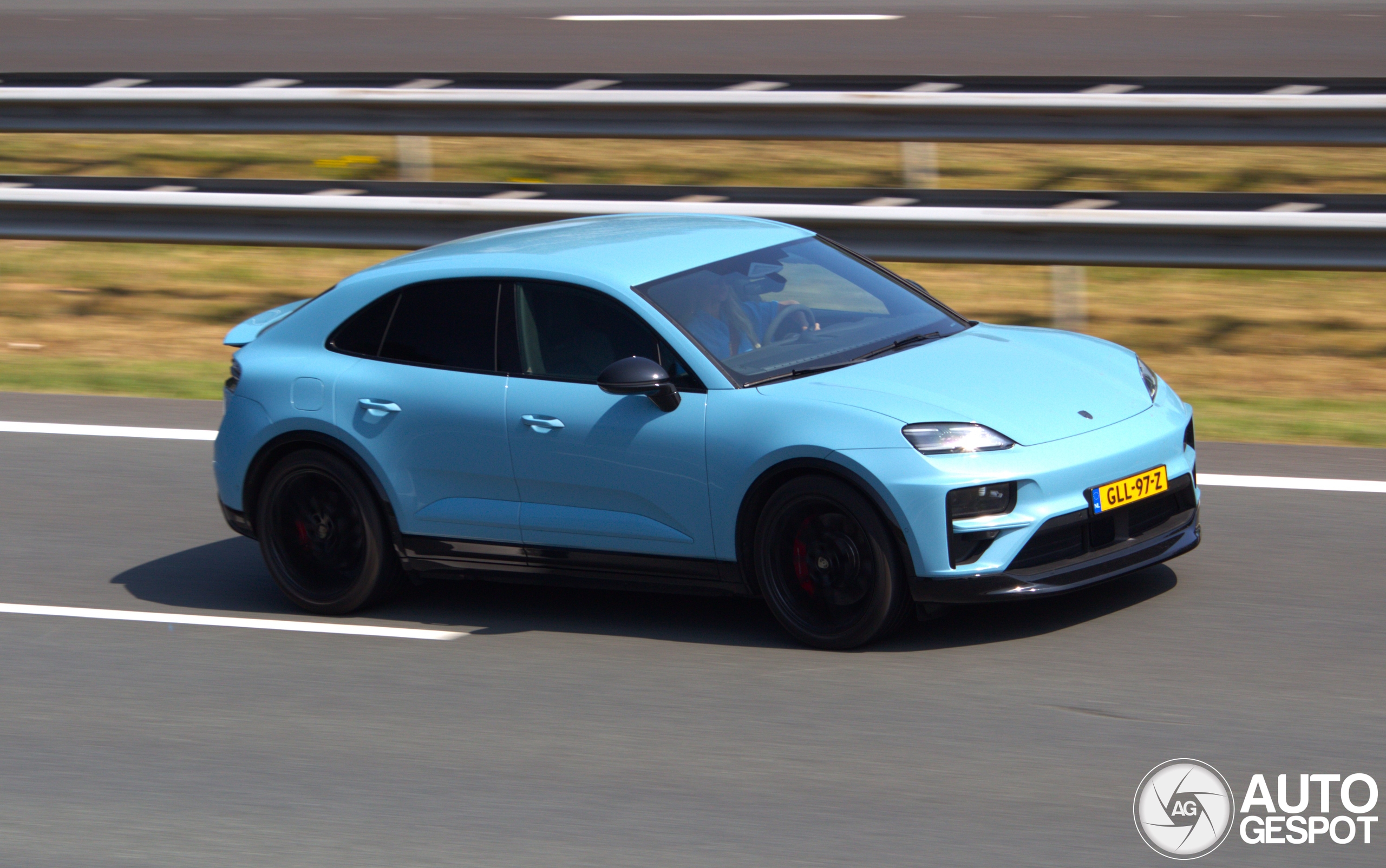Porsche Macan EV Turbo