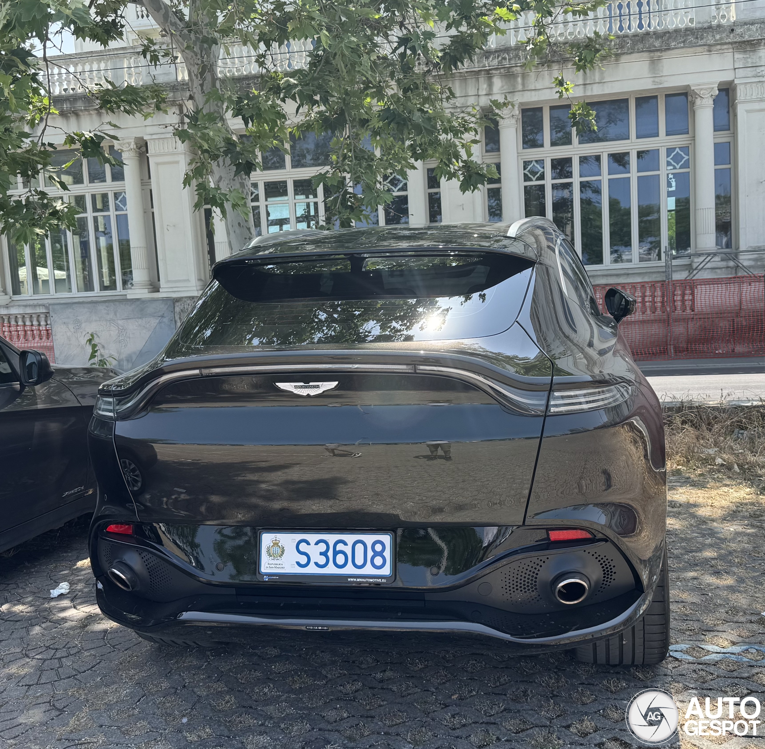 Aston Martin DBX