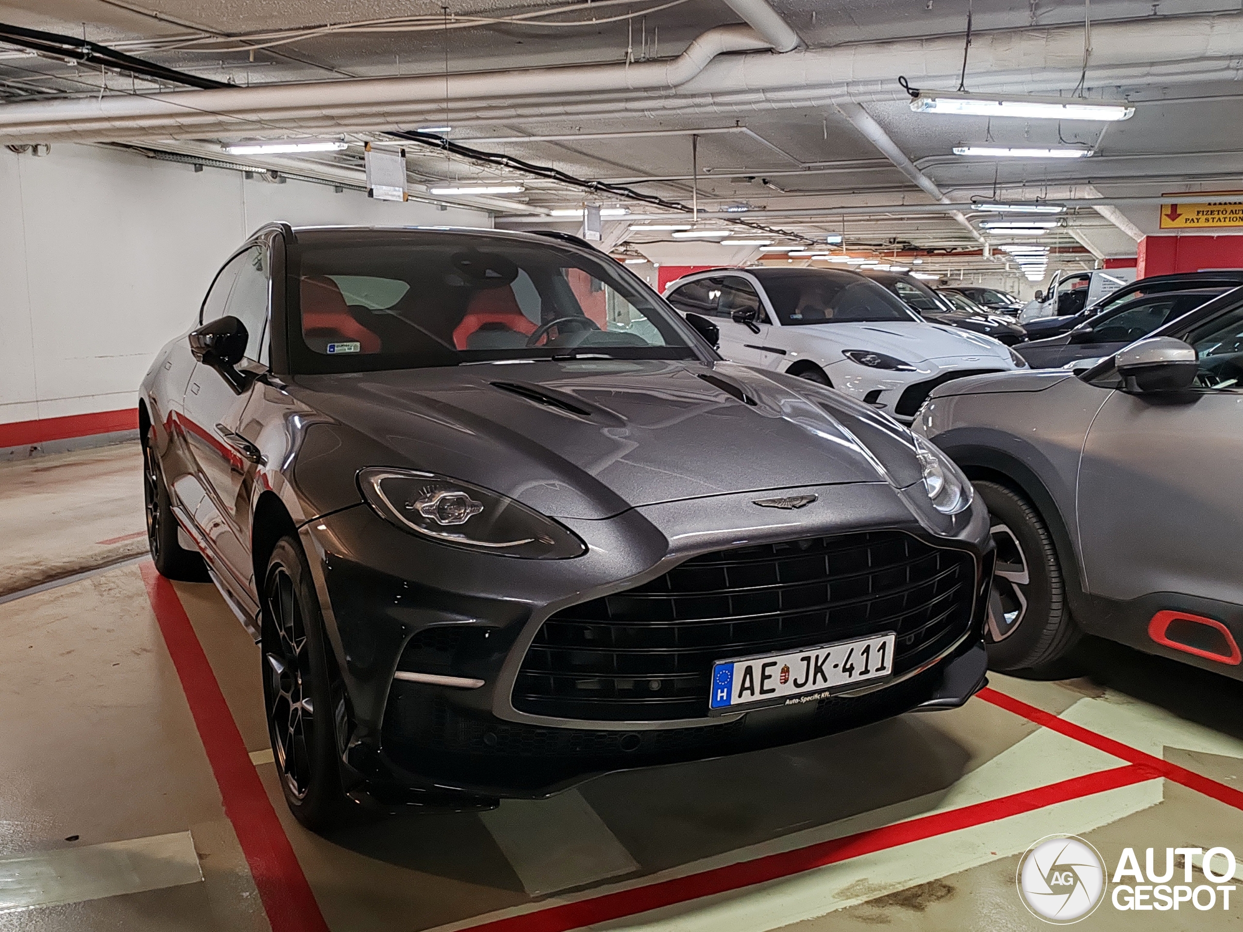 Aston Martin DBX707
