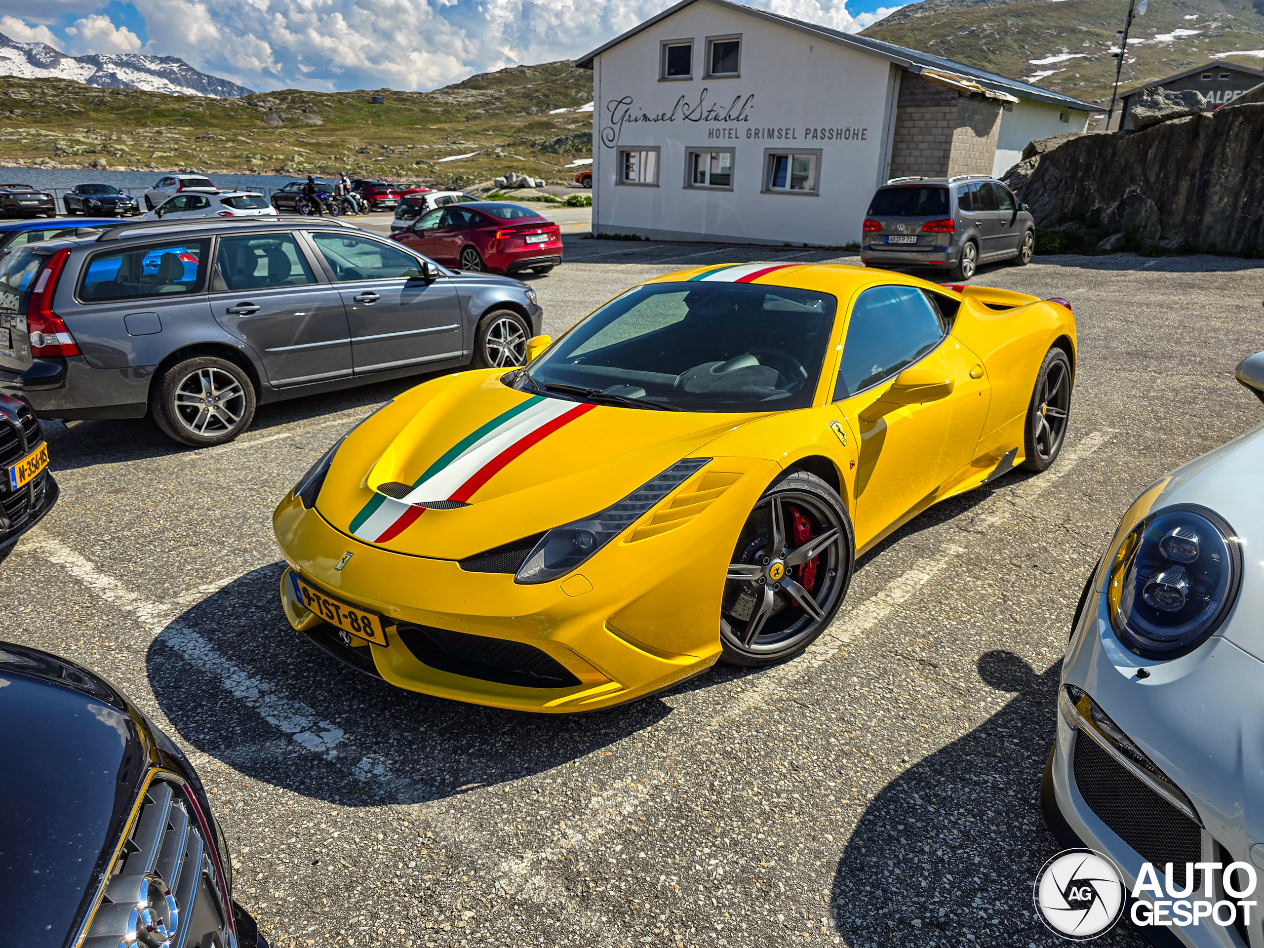 Nederlandse Ferrari 458 Speciale beklimt de Grimselpass