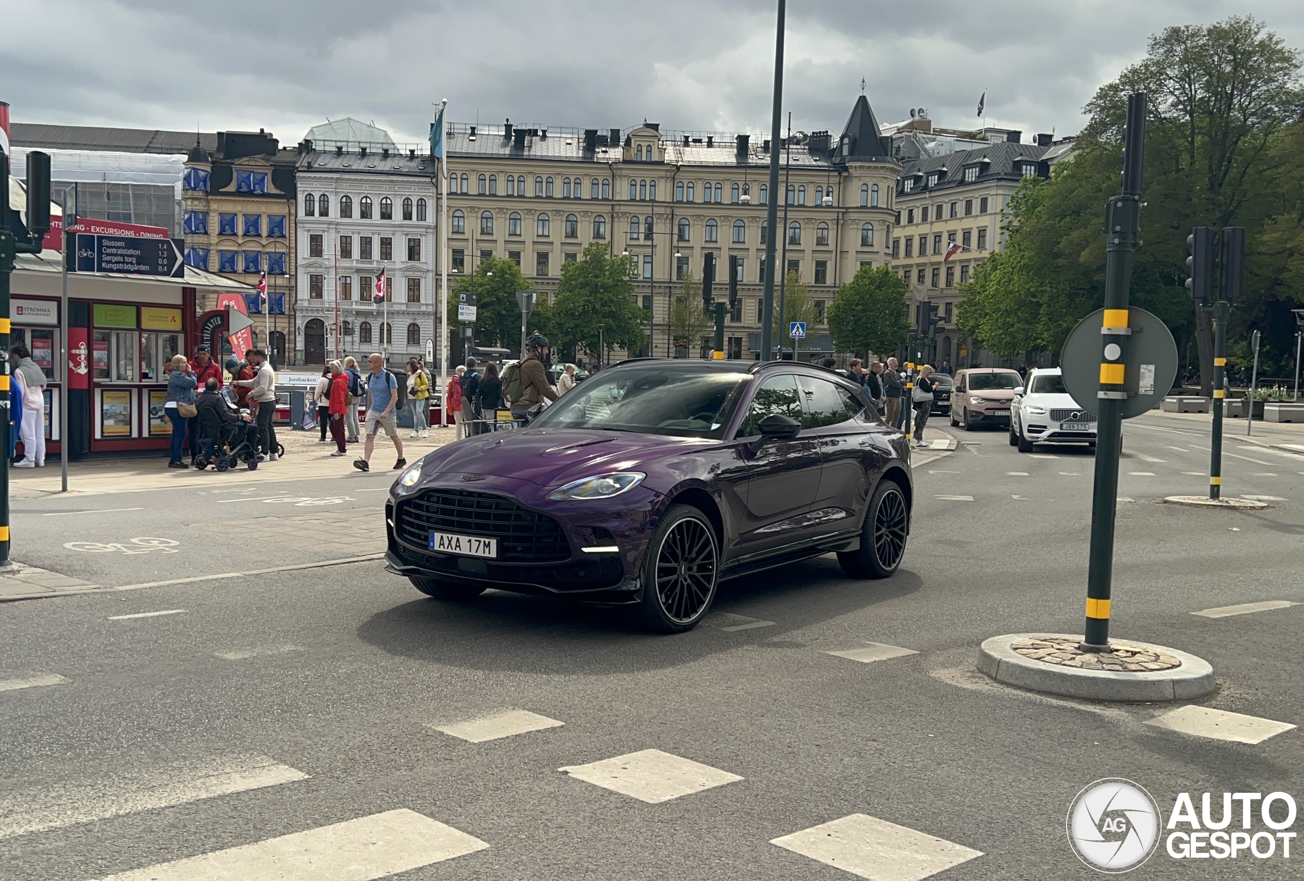 Aston Martin DBX707