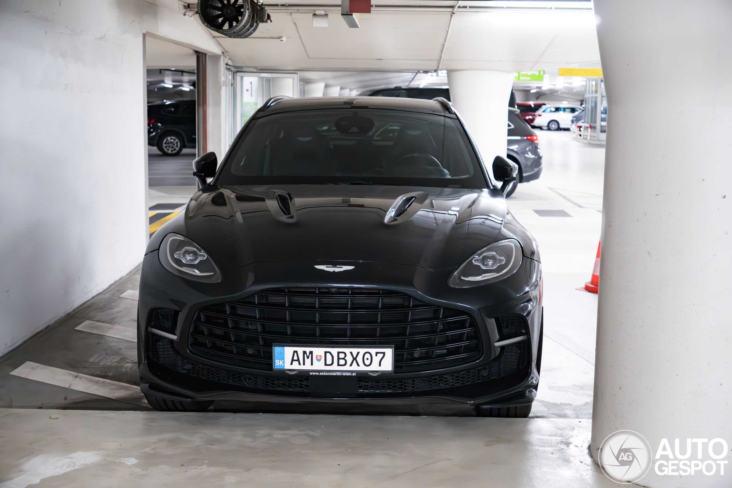 Aston Martin DBX707