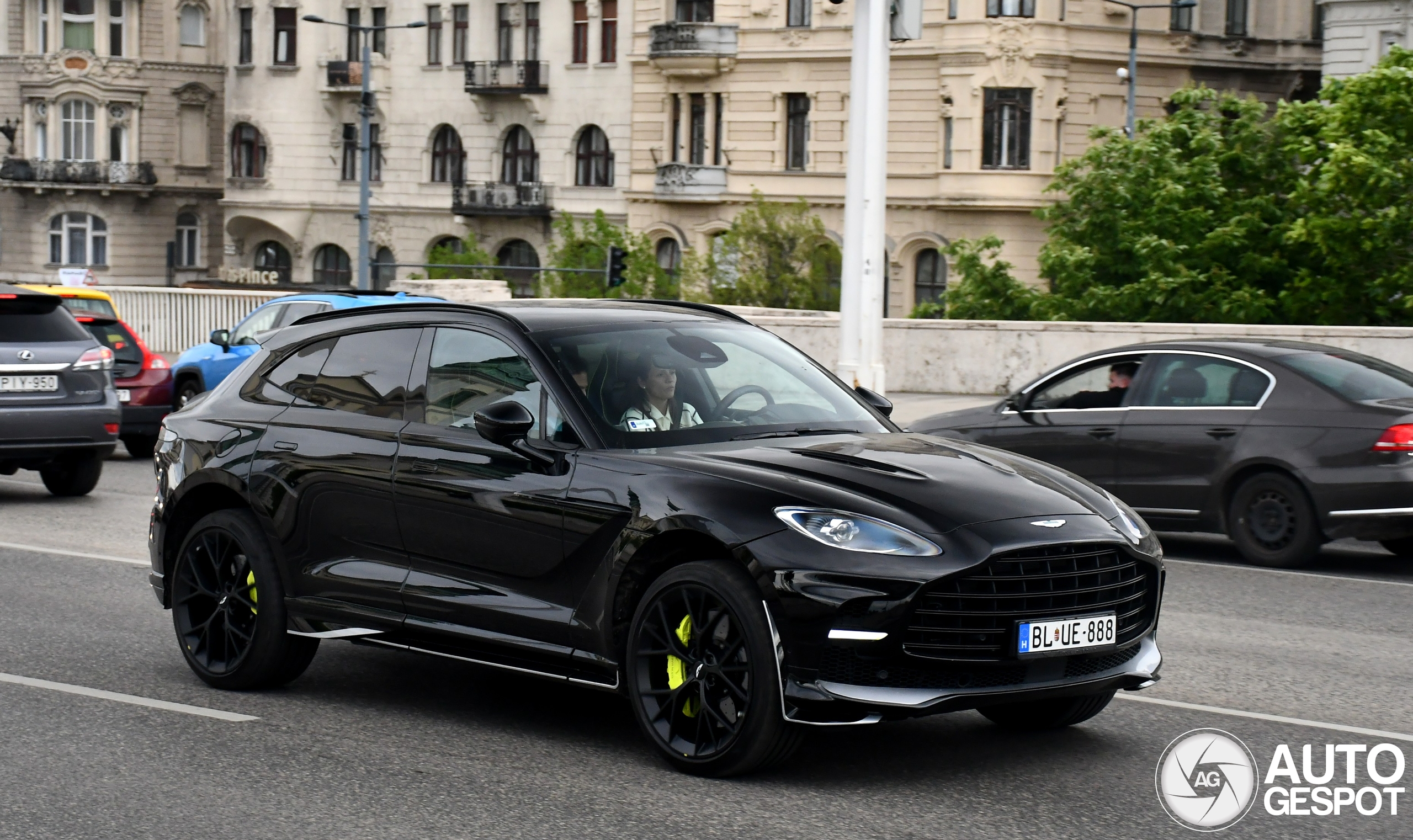 Aston Martin DBX707