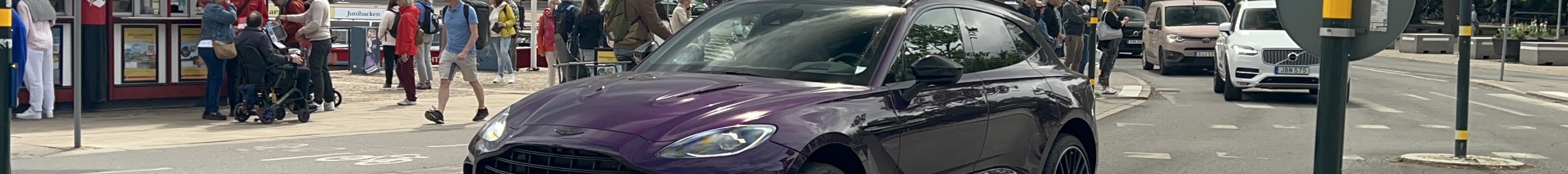 Aston Martin DBX707