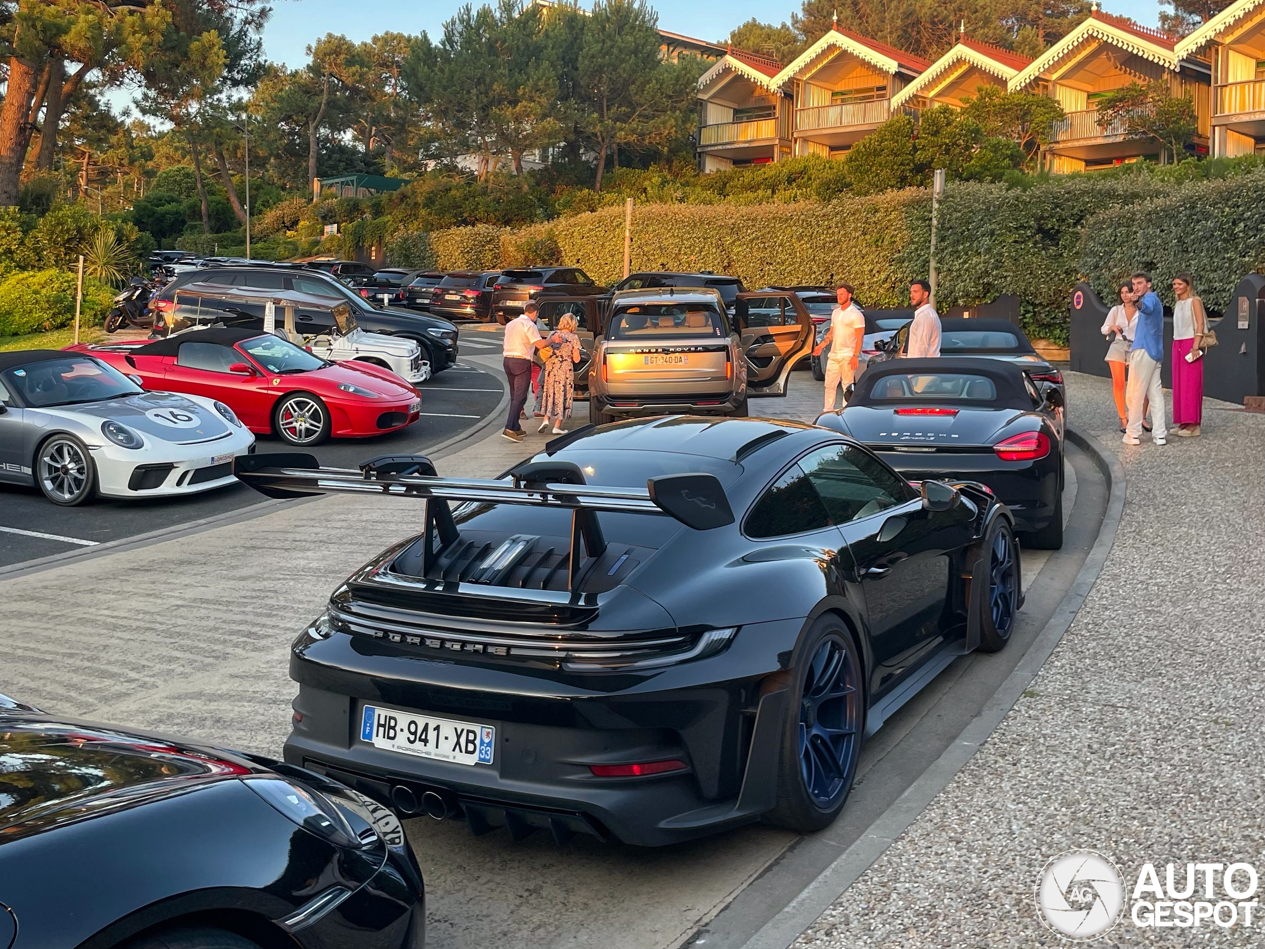 Franse Porsche 992 GT3 RS Weissach in goed gezelschap