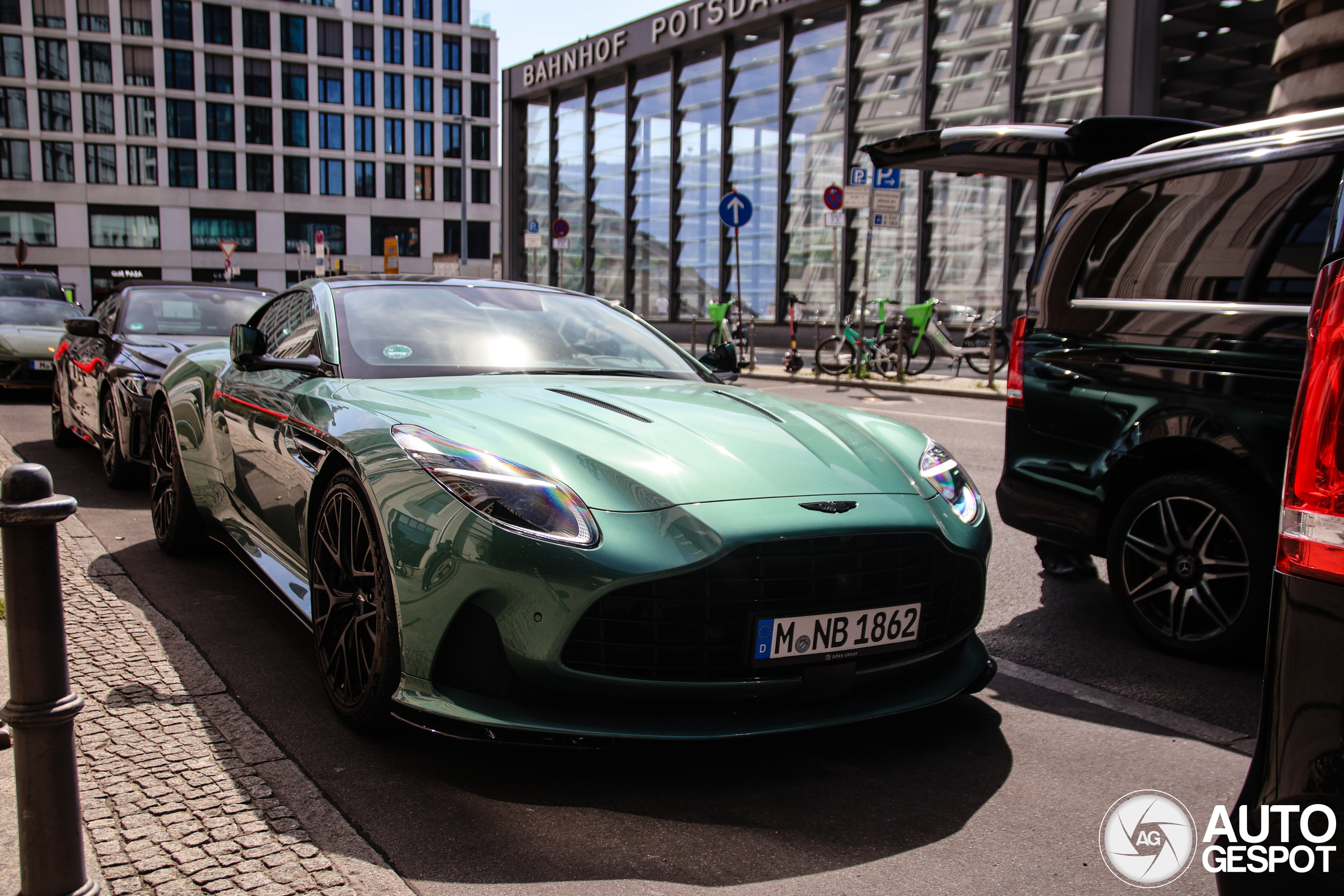 Aston Martin DB12