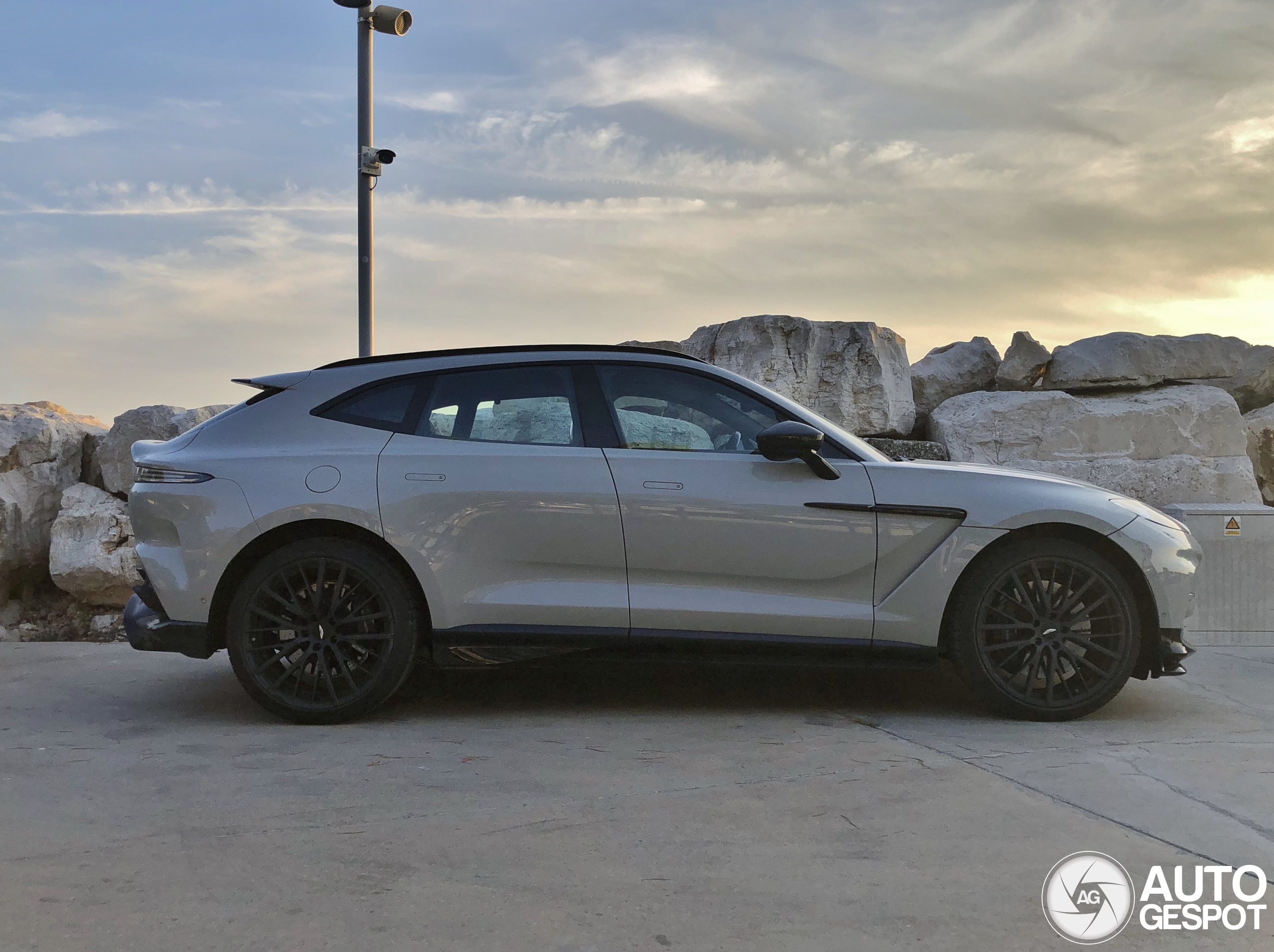 Aston Martin DBX707