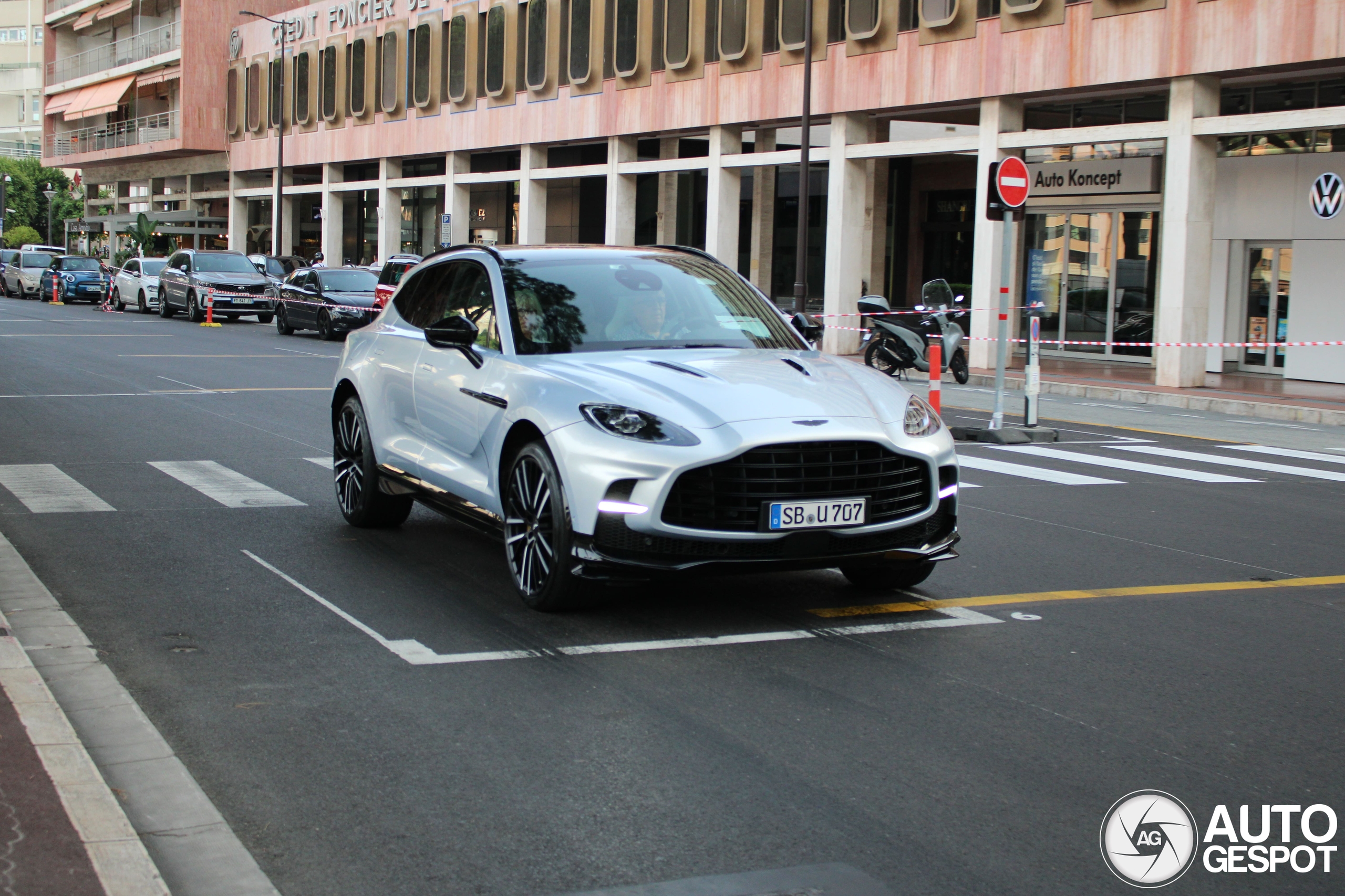 Aston Martin DBX707