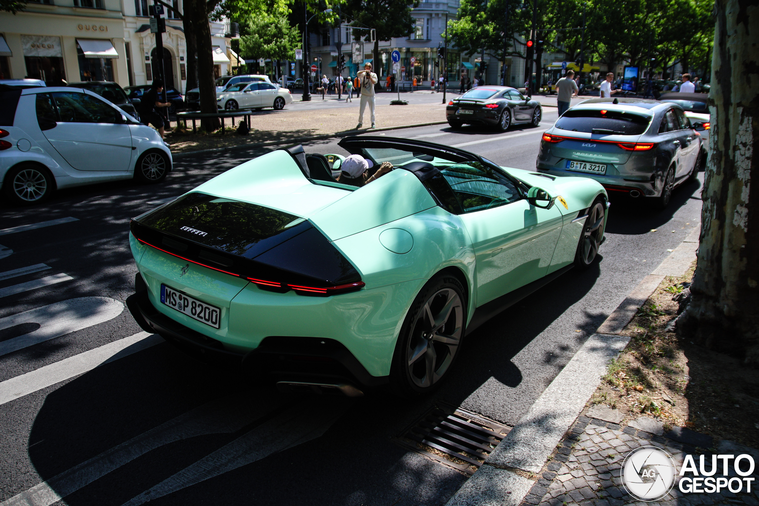 De zomer in rijden met de prachtige Ferrari 12Cilindri Spider