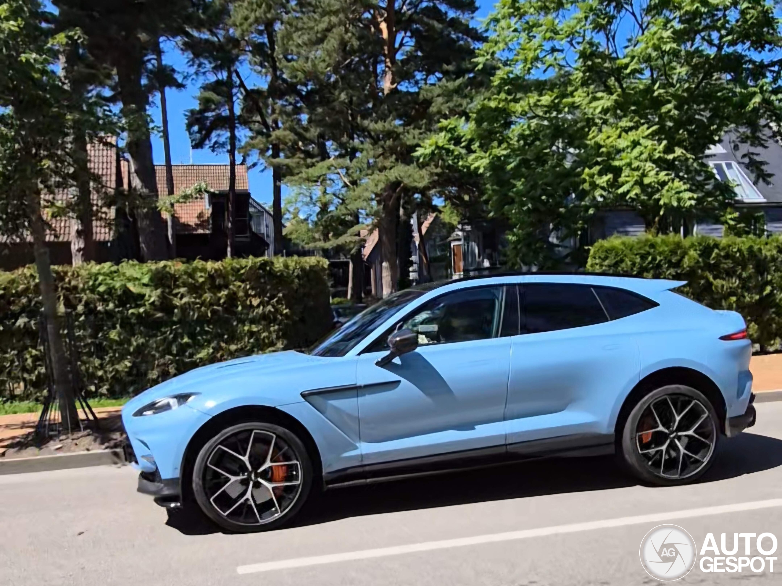 Aston Martin DBX707