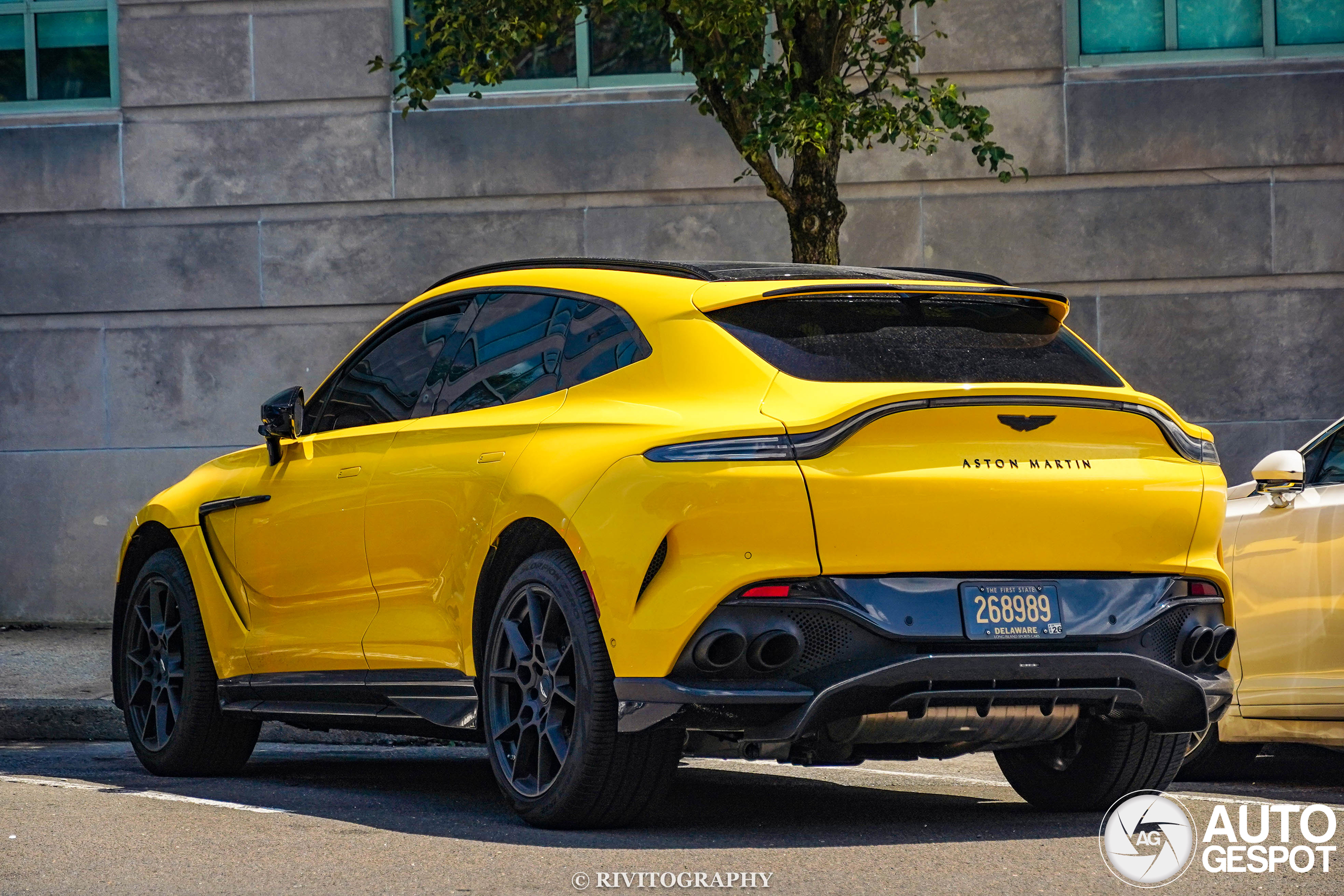 Aston Martin DBX707