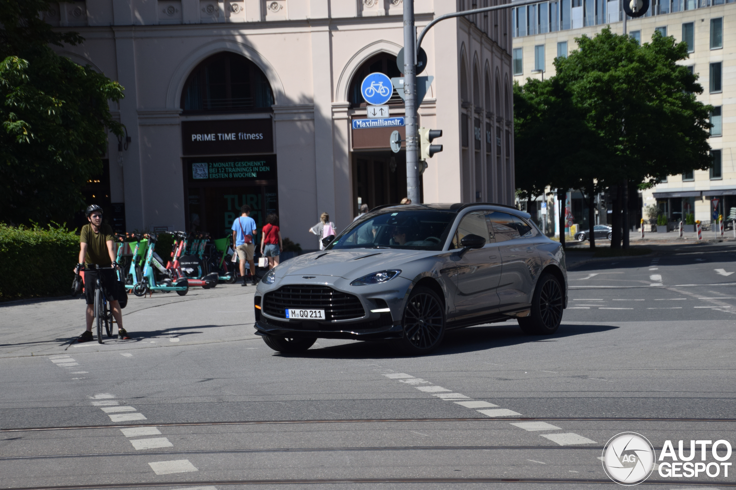 Aston Martin DBX707