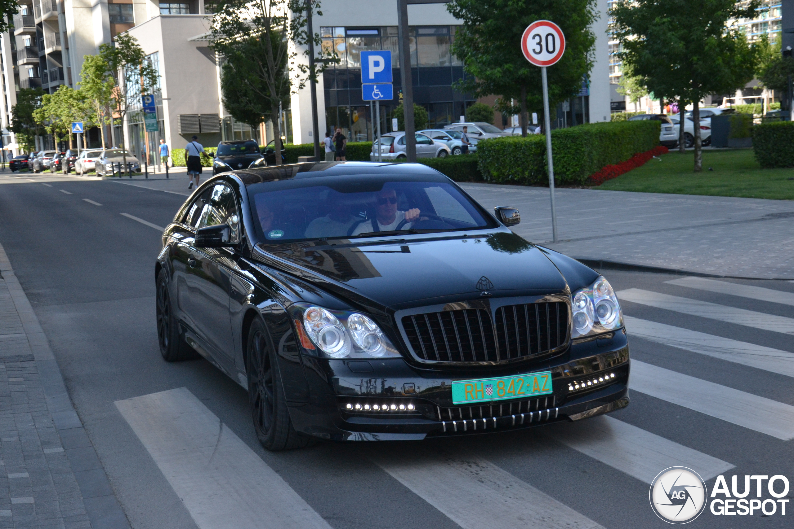 Compleet verbouwde Maybach: Xenatec 57S Cruisero Coupe in Belgrado gespot