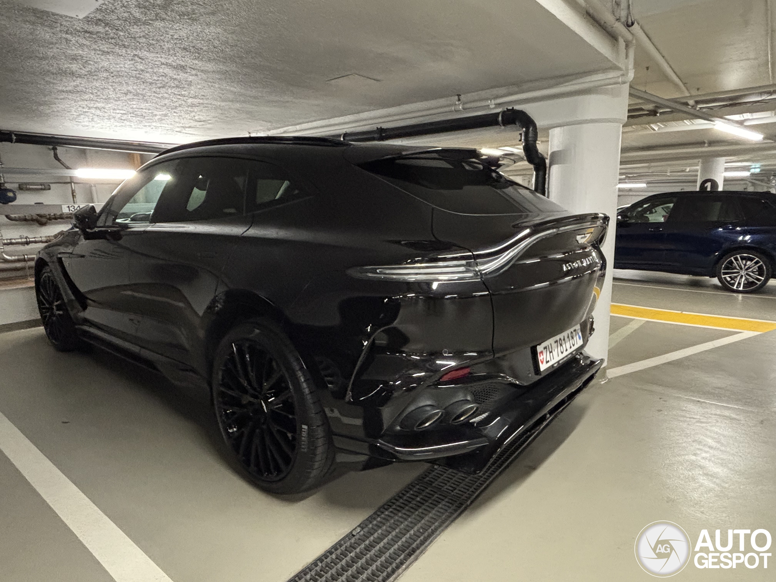 Aston Martin DBX707