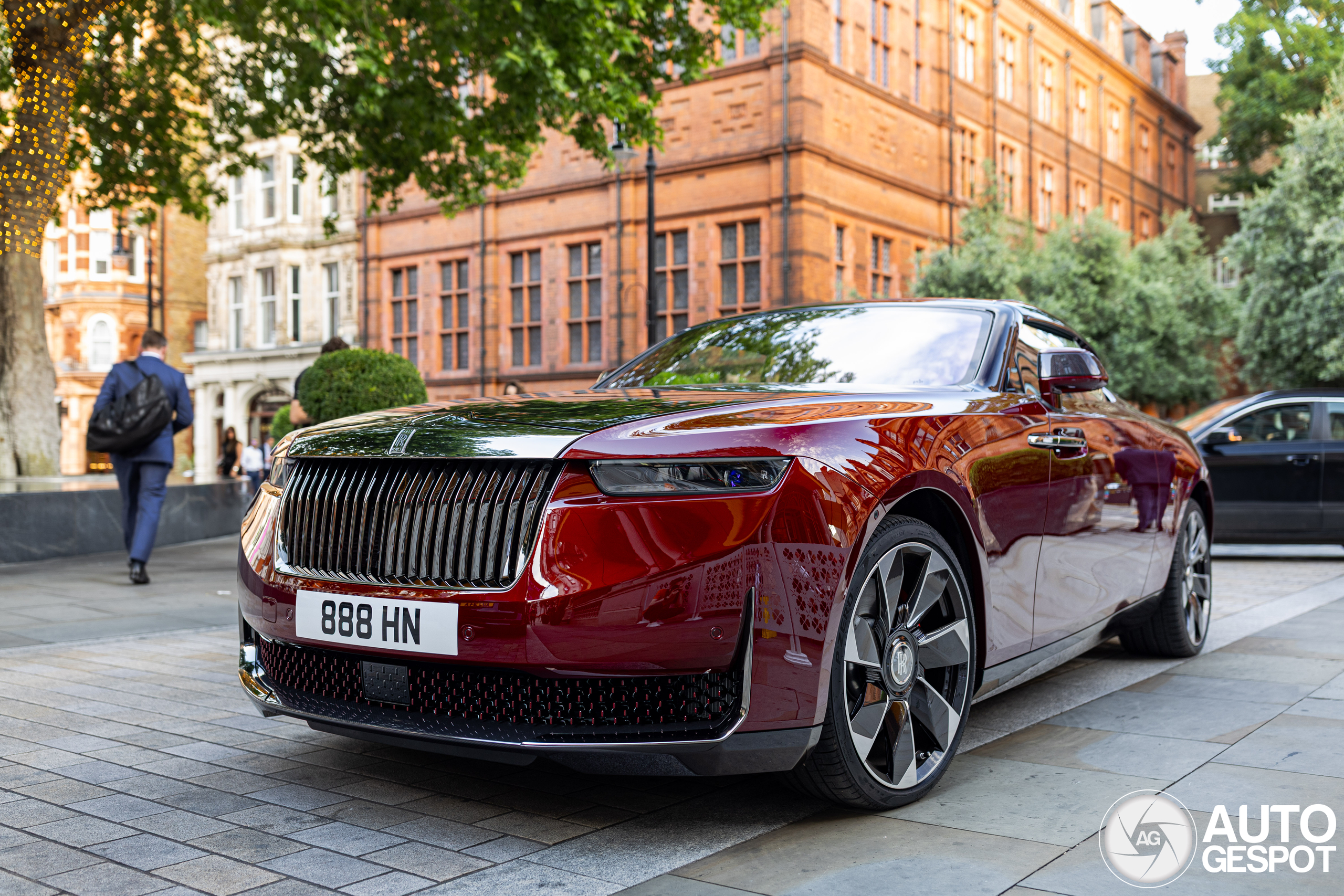 Duurste nieuwe auto ooit duikt op in Londen