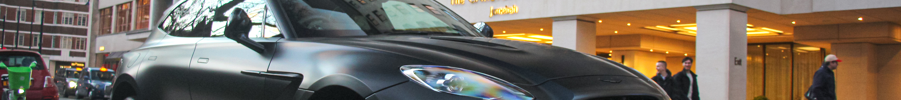 Aston Martin DBX707