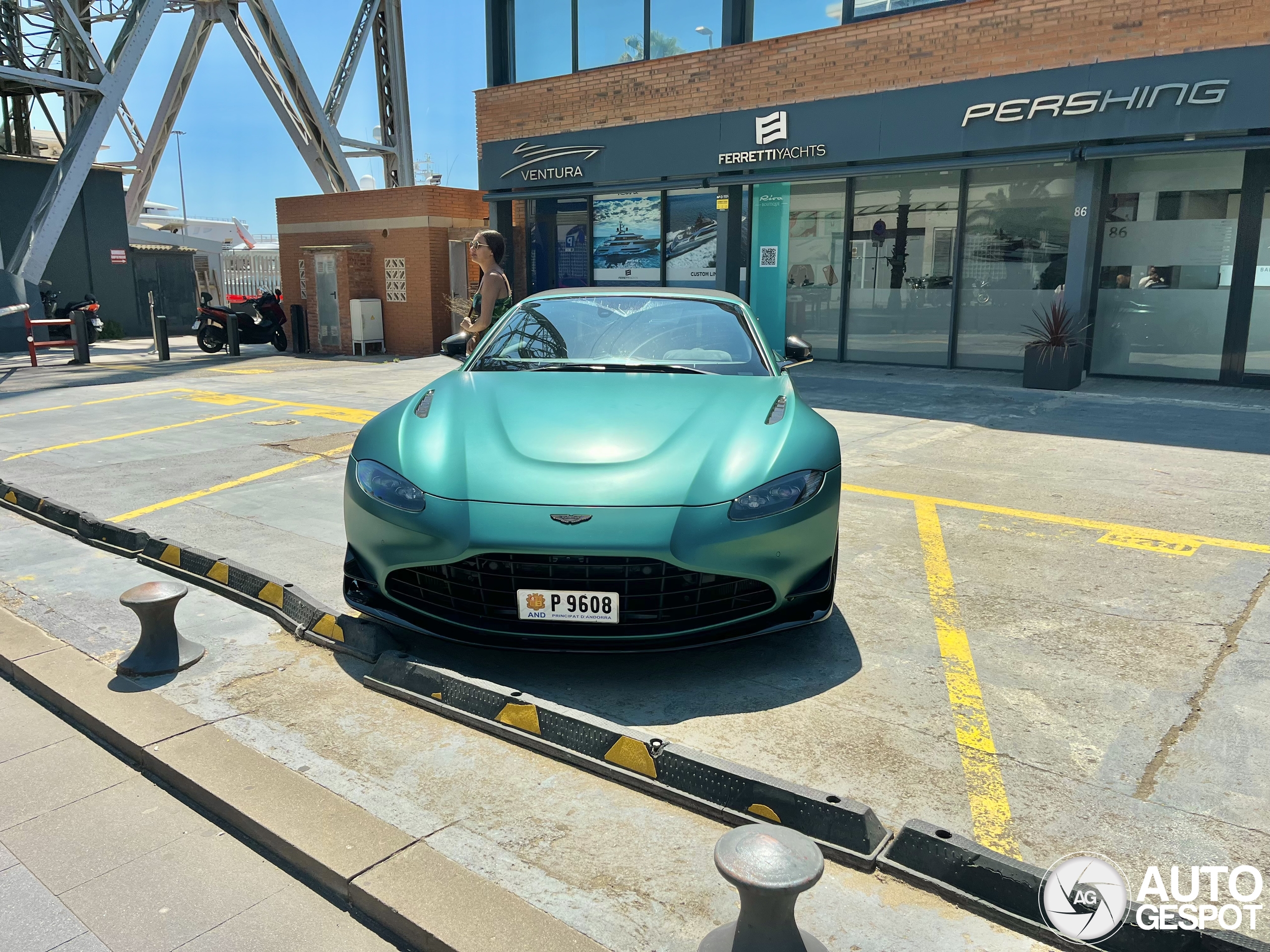 Aston Martin V8 Vantage Formula 1 Edition Roadster