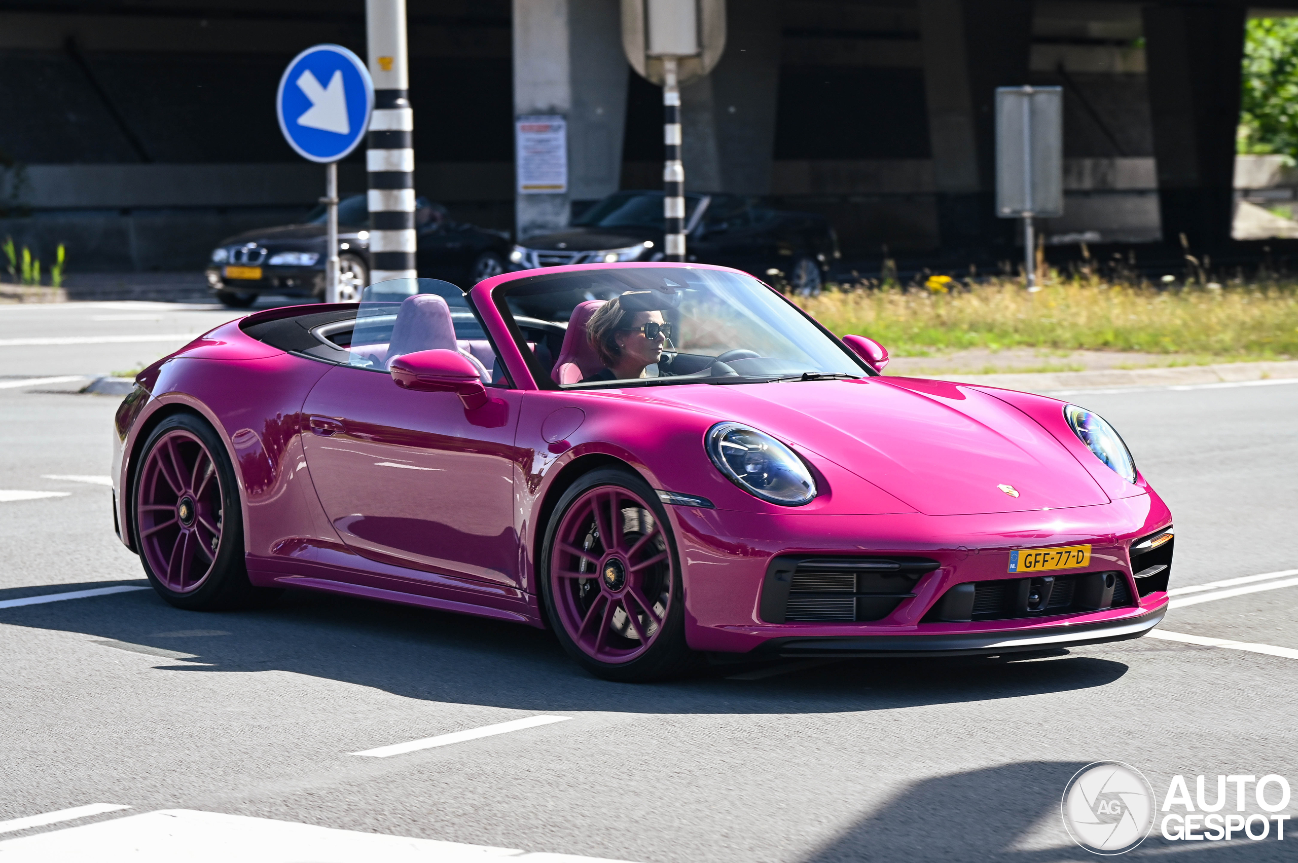 Roze Porsche 992 Carrera 4 GTS Cabriolet gespot