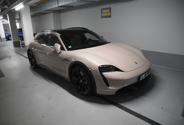 Porsche Taycan Turbo S Cross Turismo