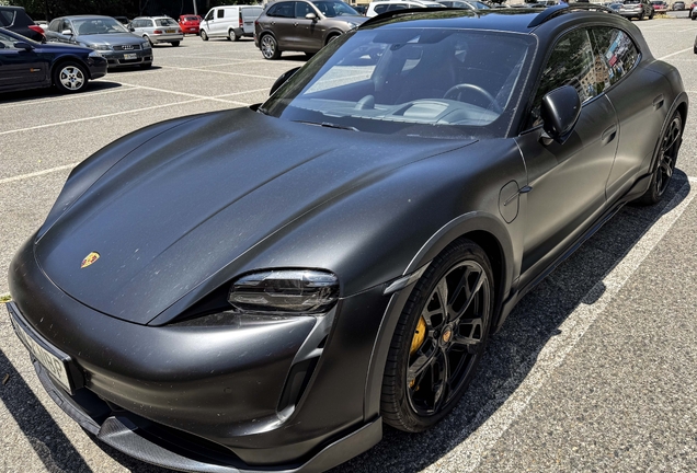 Porsche Taycan Turbo S Cross Turismo