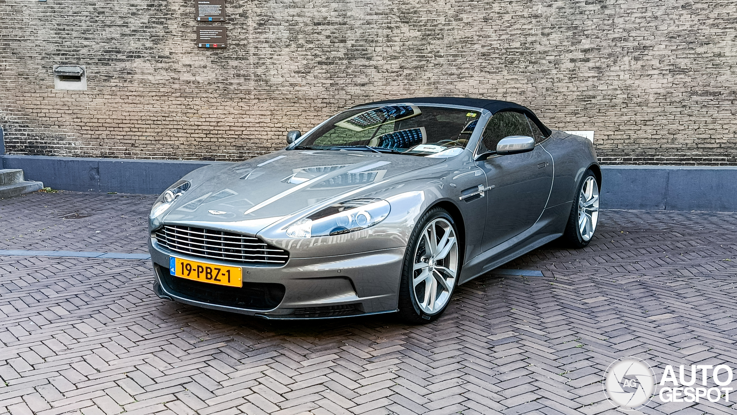 Aston Martin DBS Volante