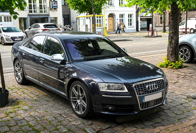 Audi S8 D3