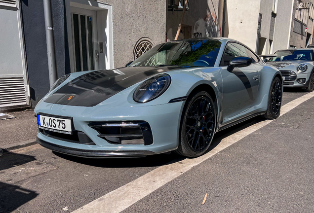 Porsche 992 Carrera 4 GTS