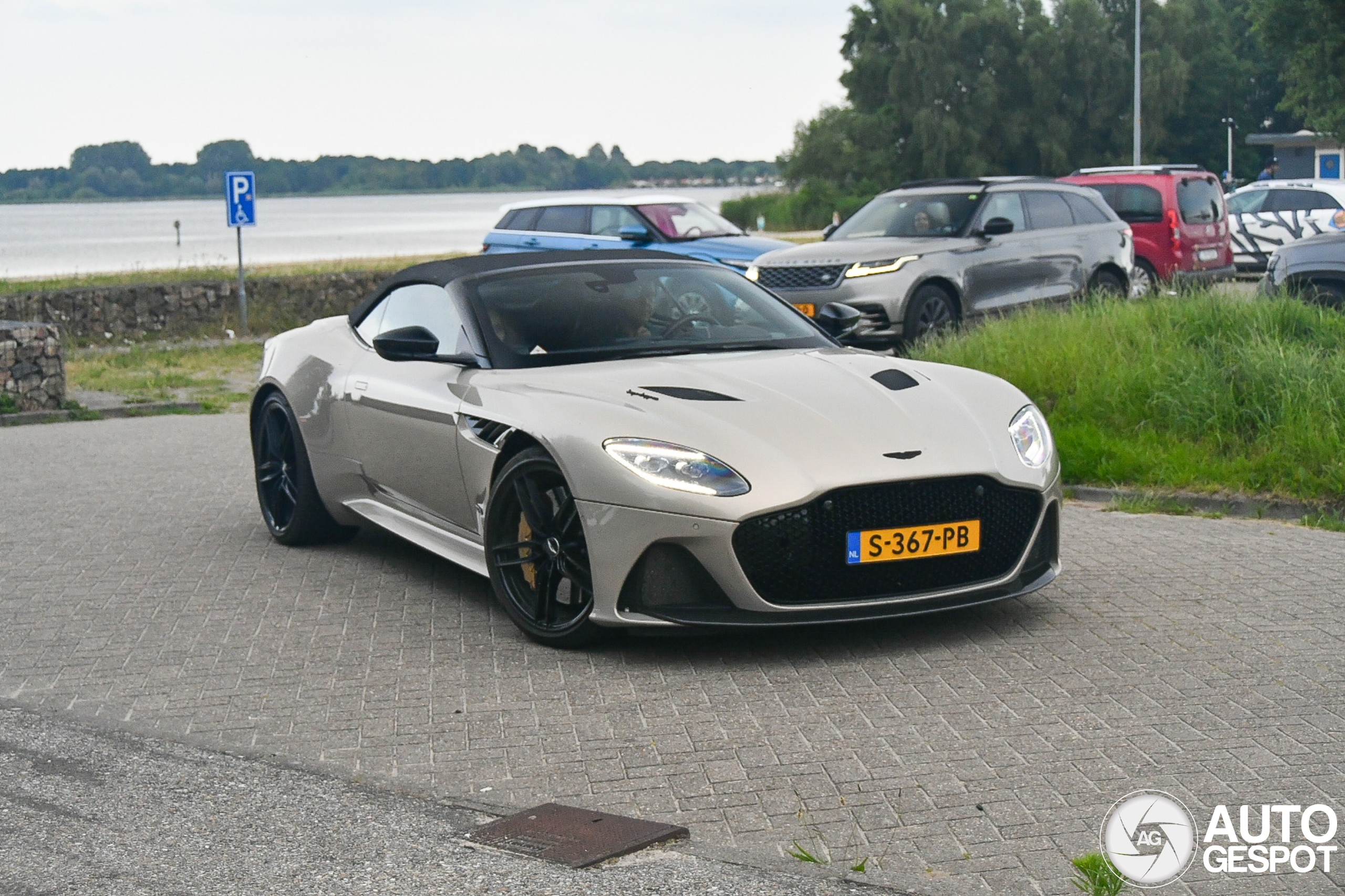 Aston Martin DBS Superleggera Volante