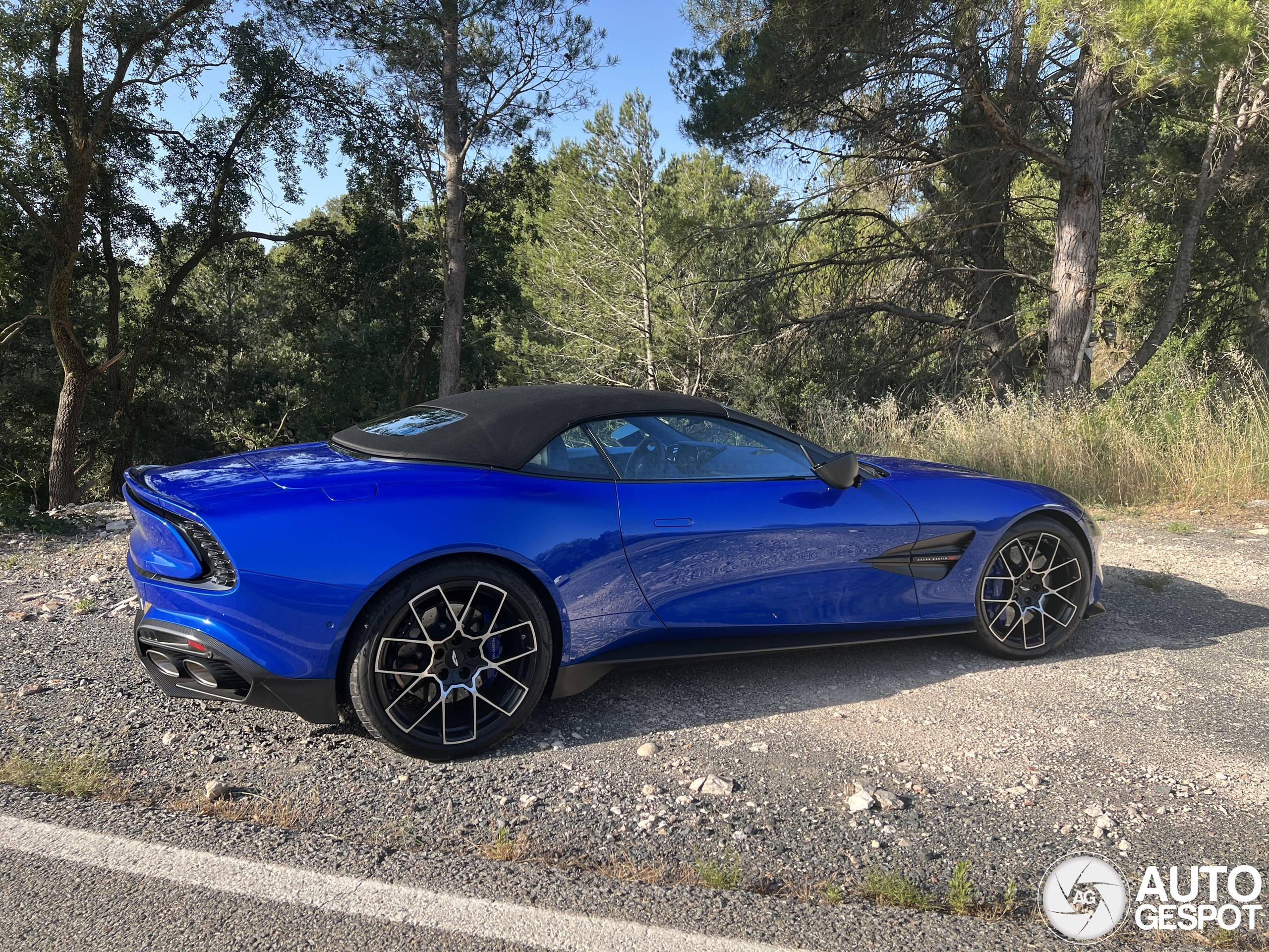 Met het dak gesloten is de Aston Martin Vanquish Volante niet de mooiste