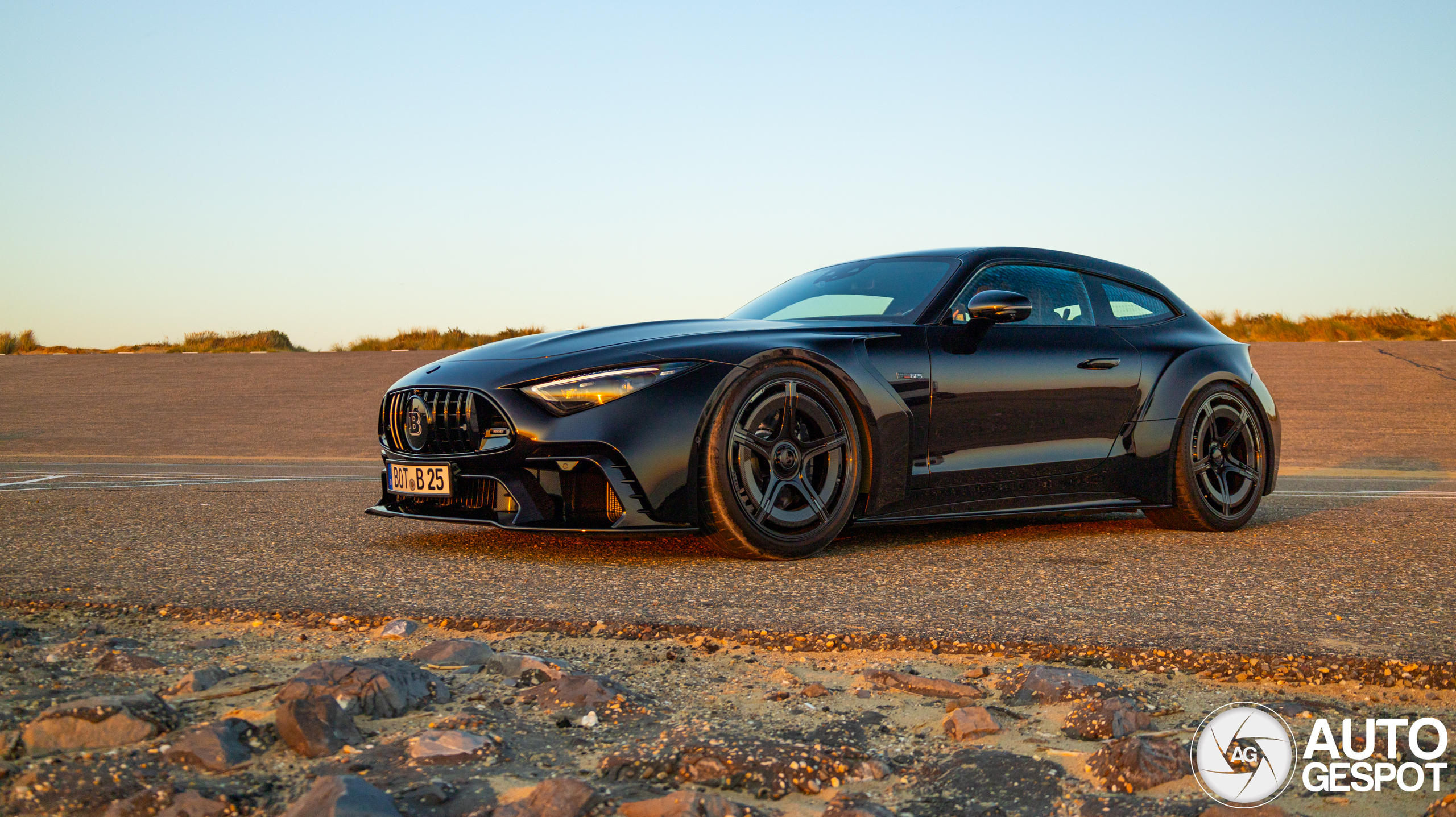 Brabus Rocket 1000 GTS duikt op bij zonsondergang aan de Brouwersdam