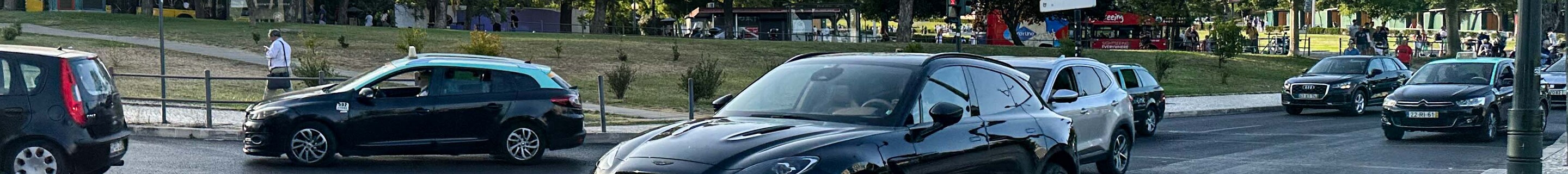 Aston Martin DBX707