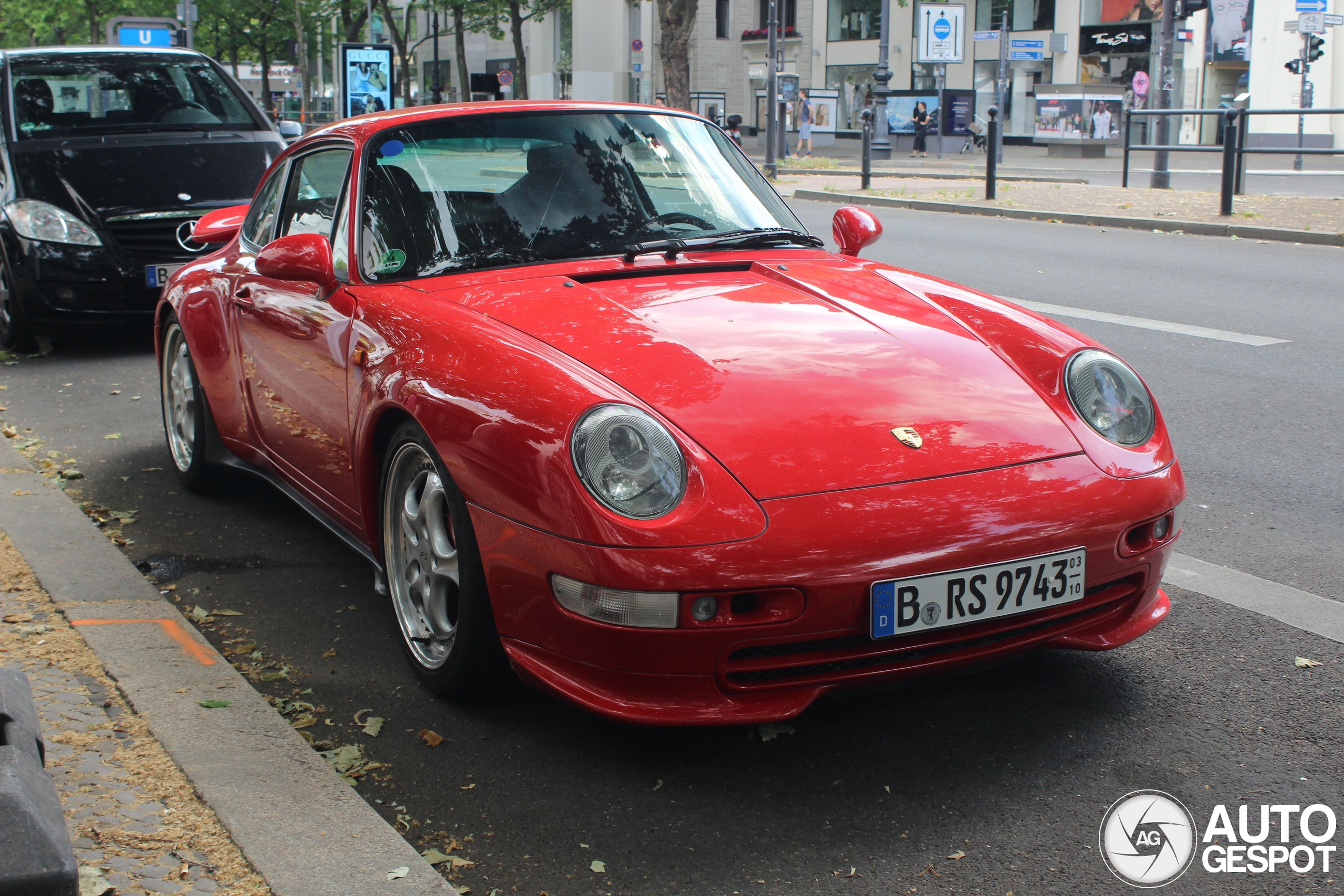 Wat zien we hier nu weer voor logo's op deze Porsche?