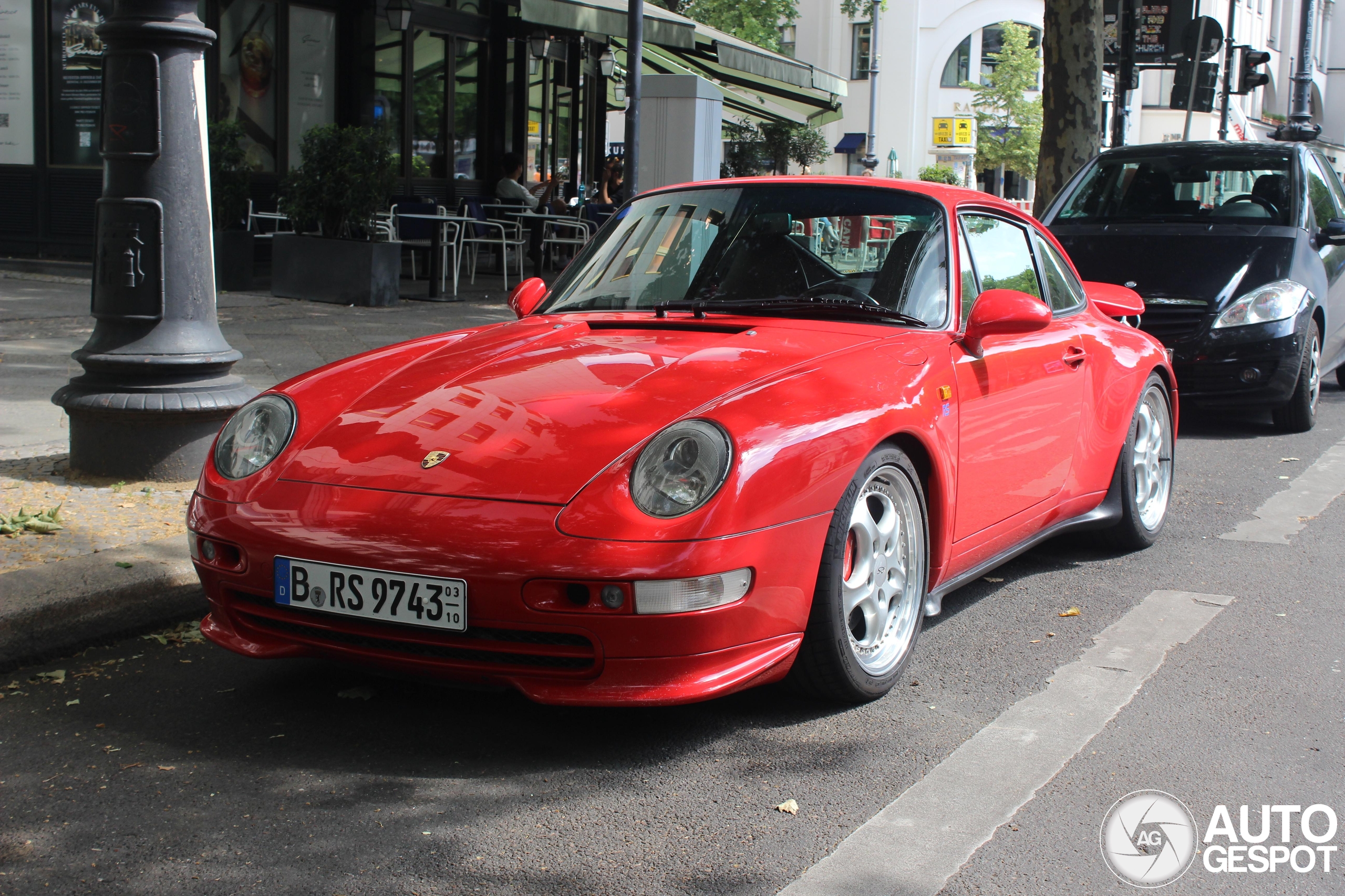 Wat zien we hier nu weer voor logo's op deze Porsche?