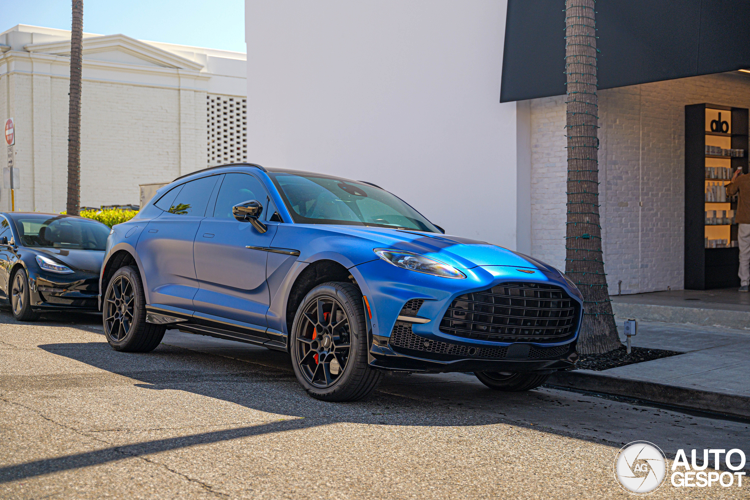 Aston Martin DBX707