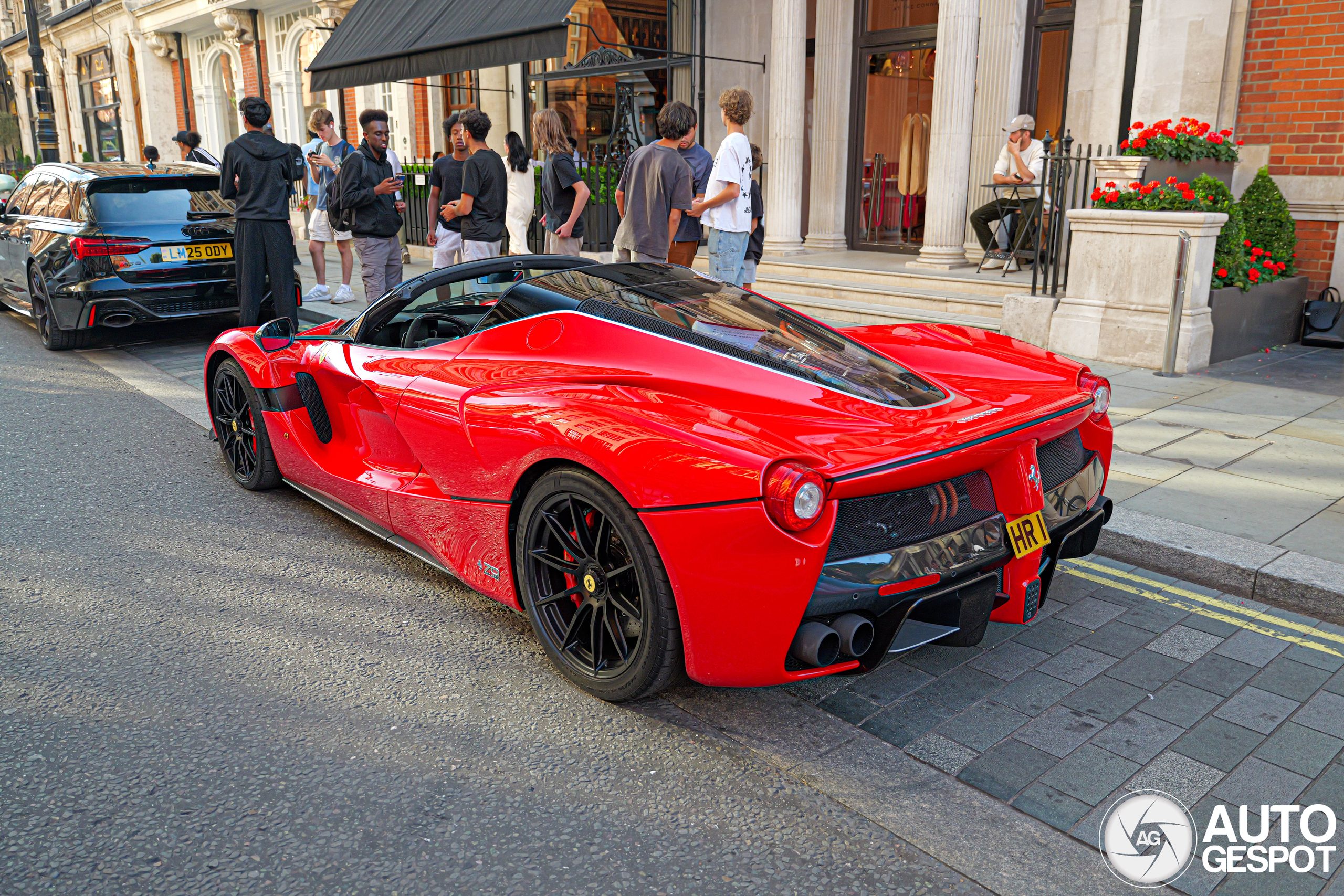 Laferari duo u Londonu sa burnom istorijom