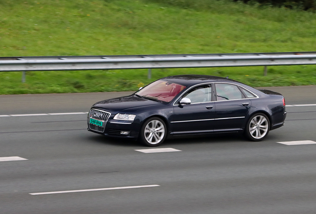 Audi S8 D3