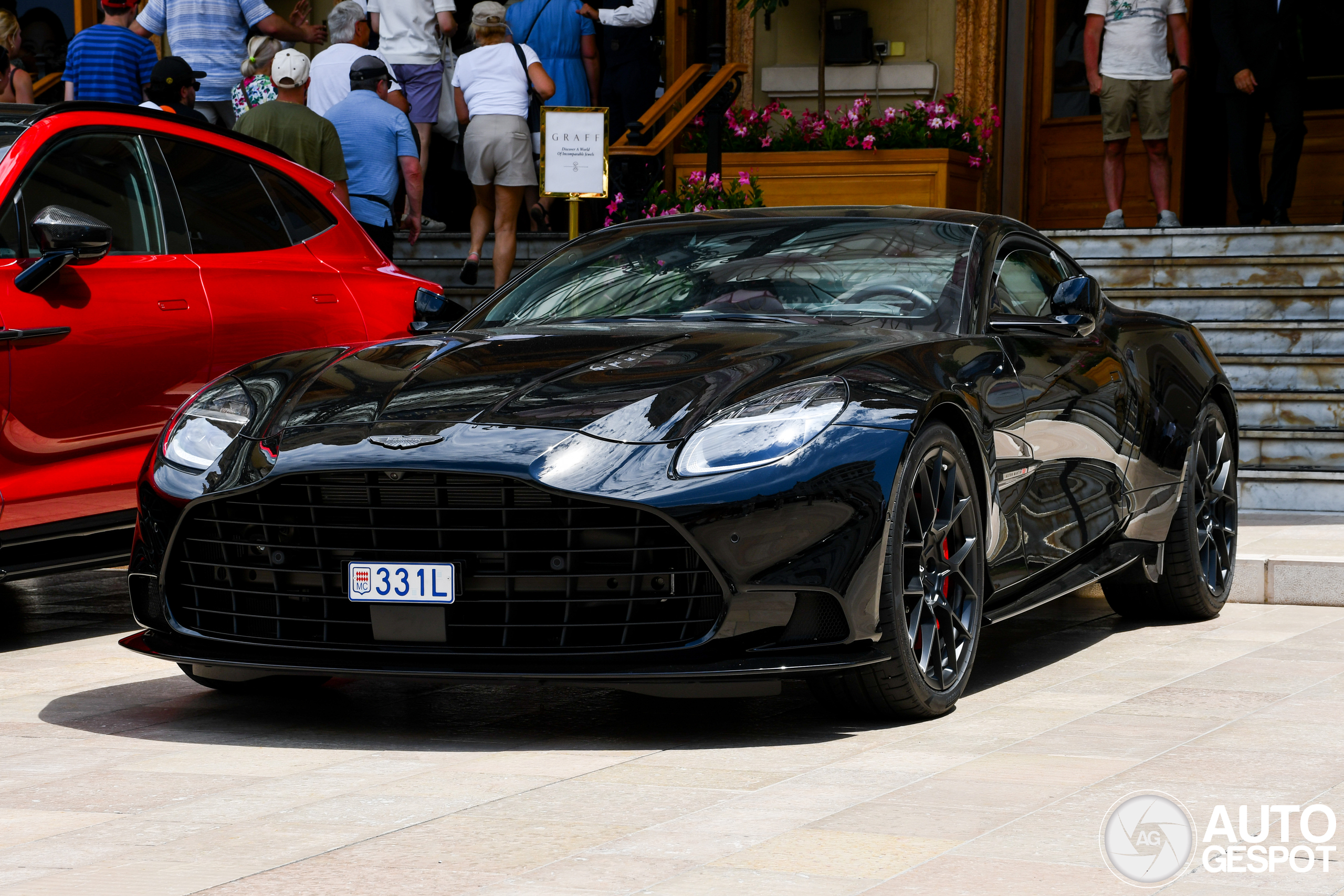 aston-martin-vanquish-2025-