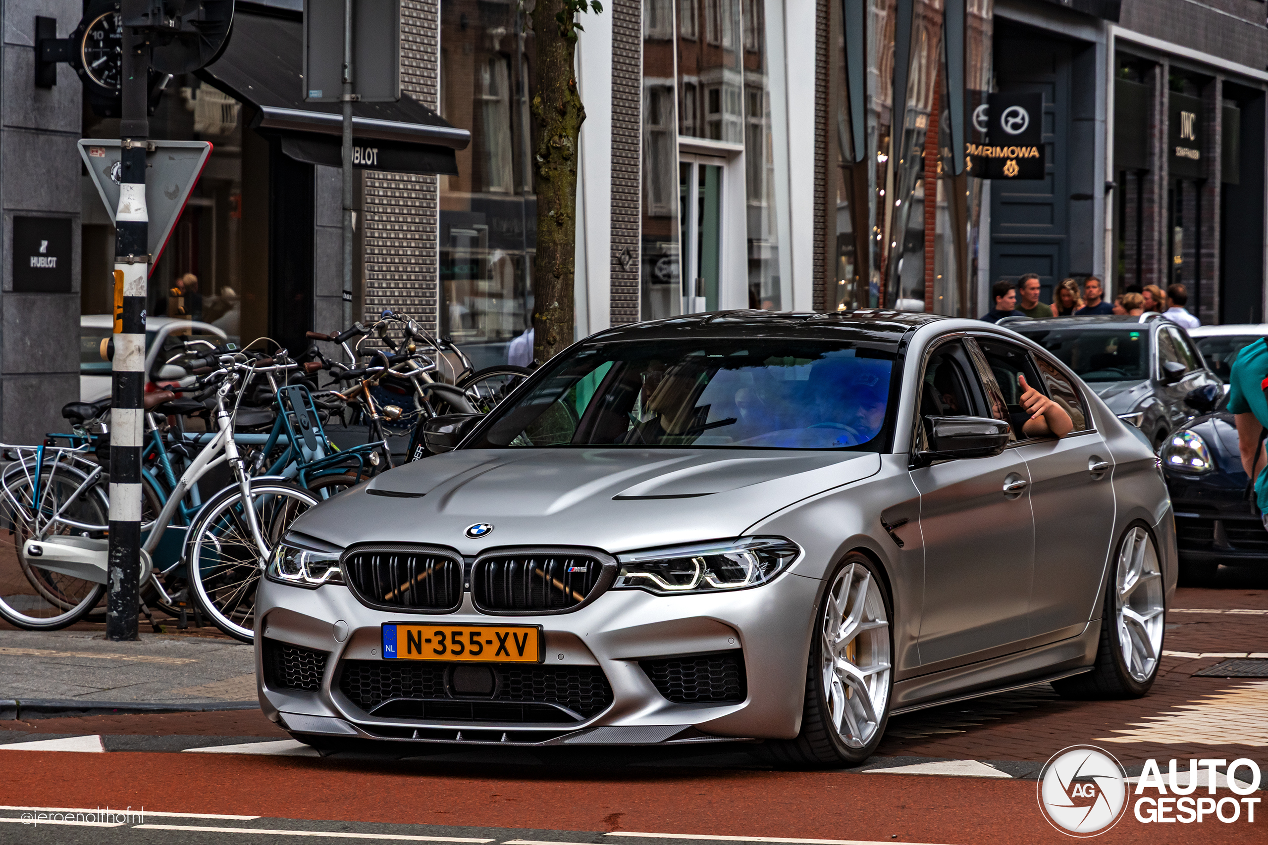 Eigenaar neemt spotters mee voor een ritje in zijn aangepakte BMW M5 F90