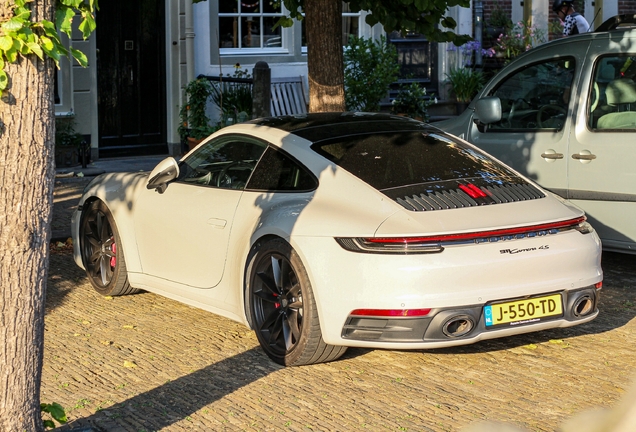Porsche 992 Carrera 4S