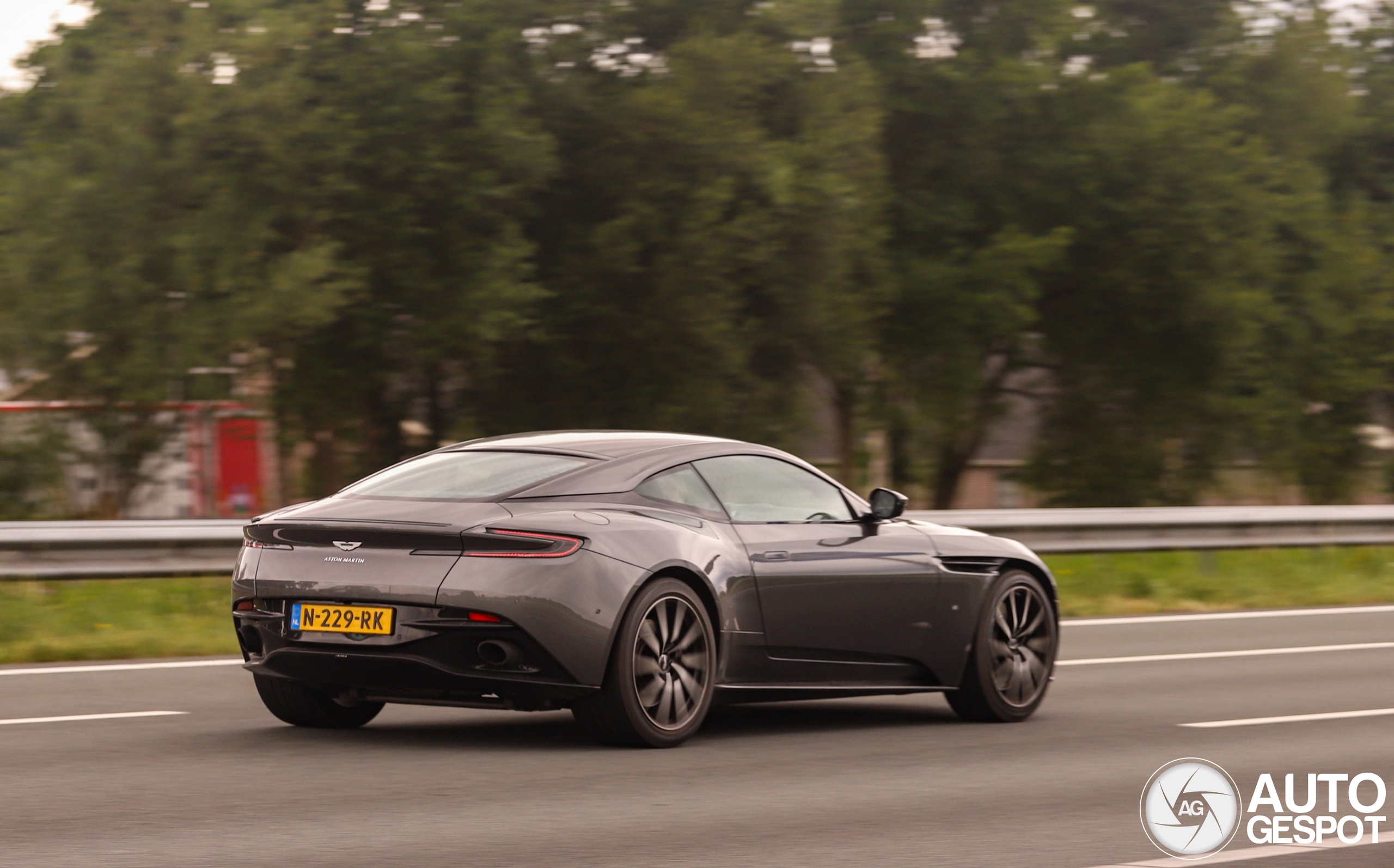 Aston Martin DB11