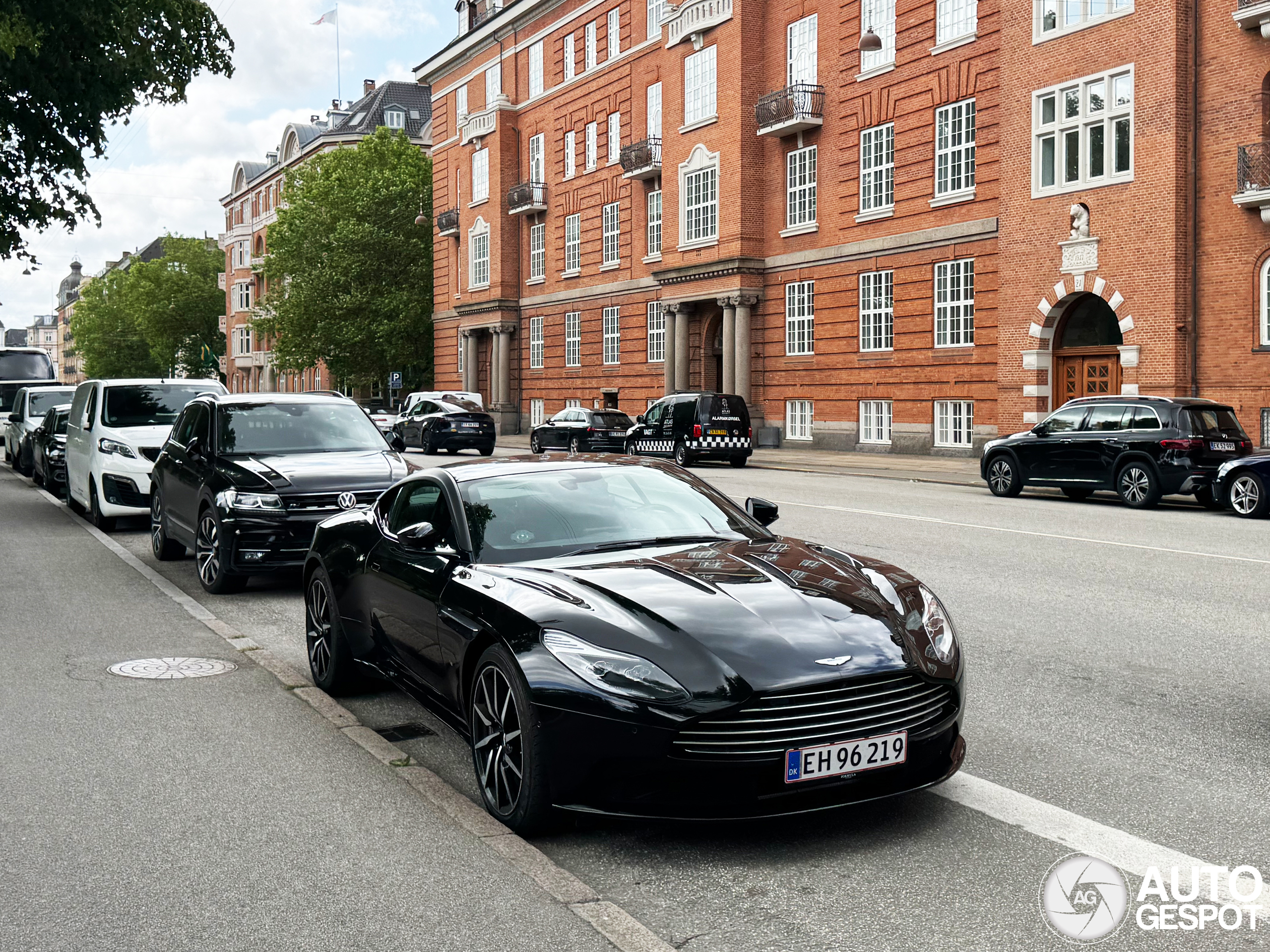 Aston Martin DB11