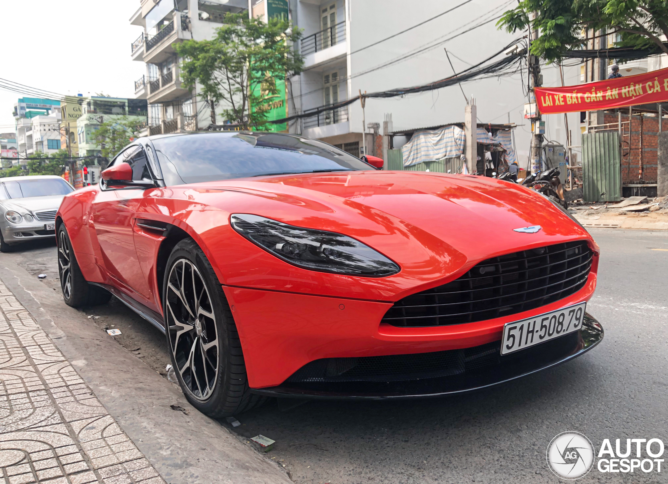 Aston Martin DB11 V8